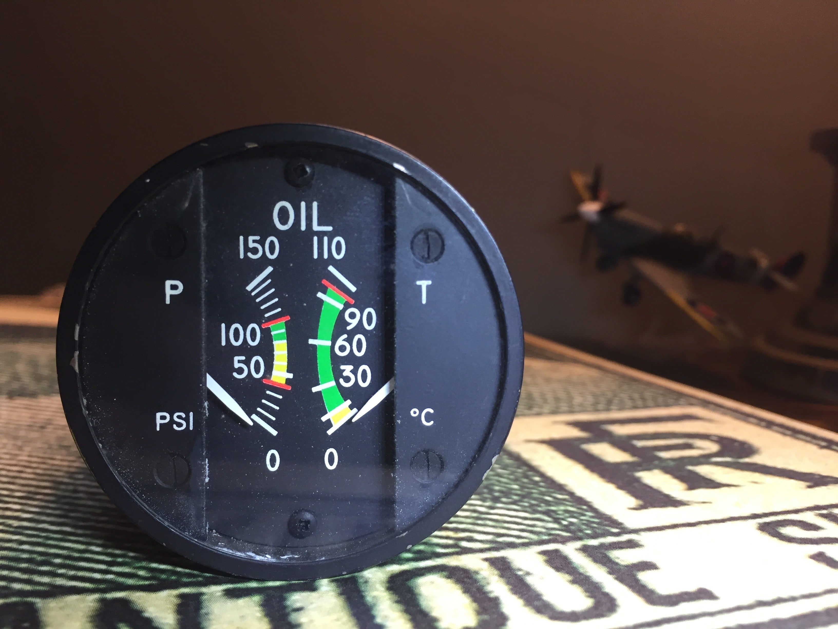 Instrument de mesure de pression d’huile Dornier, tout est dans la pression ! période 1960