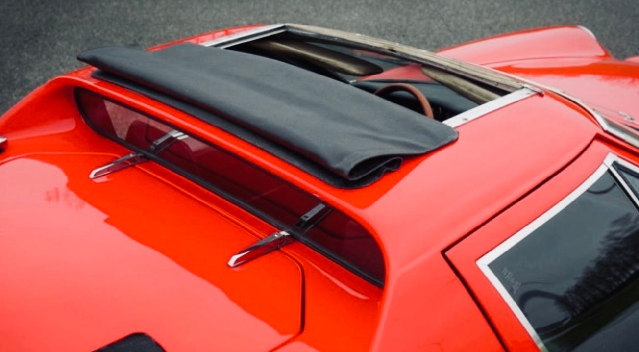 Voiture Lotus Europa Special TC de 1974, vue de côté montrant la carrosserie rouge et les roues d'origine.