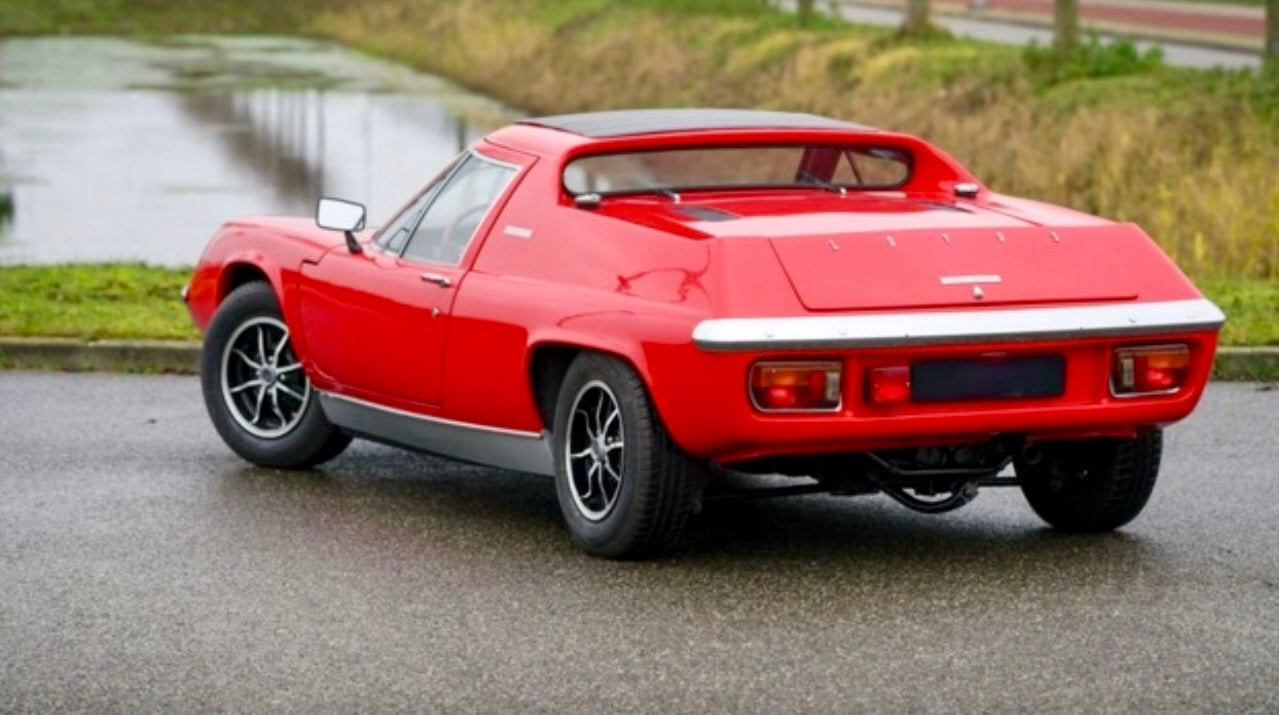 Voiture Lotus Europa Special TC 1974, vintage, rouge, vue de côté avec détails du design classique.