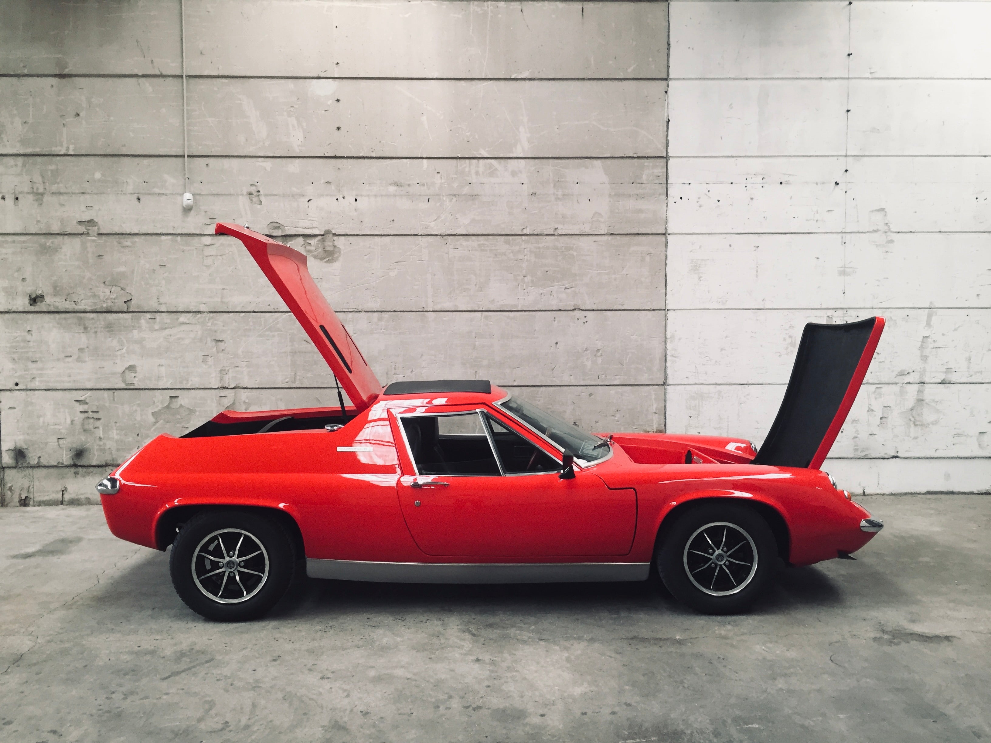 Voiture Lotus Europa Special TC 1974 vintage, vue de profil avec détails de la carrosserie et des roues.