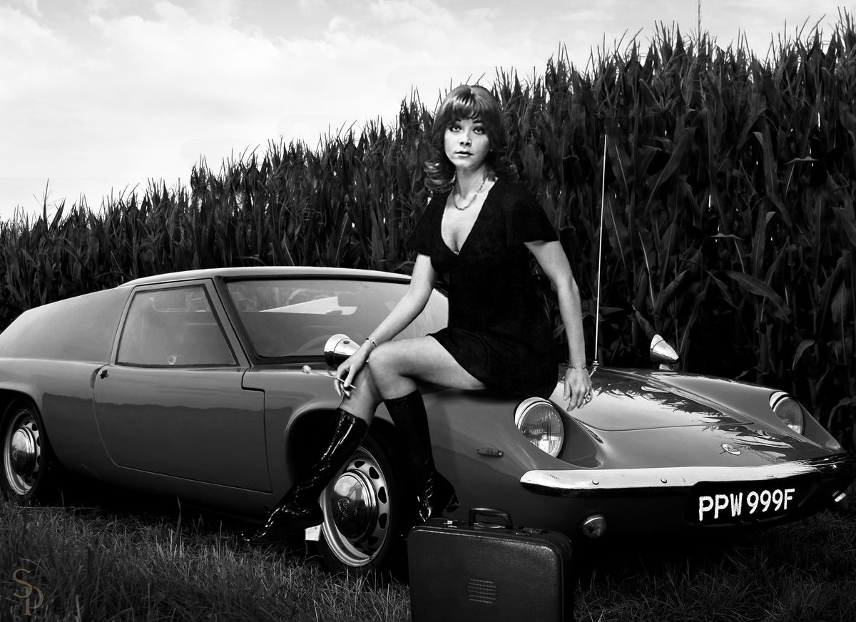 Voiture Lotus Europa Special TC 1974 de Classic-Gallery, vue de côté avec design vintage et détails de carrosserie.