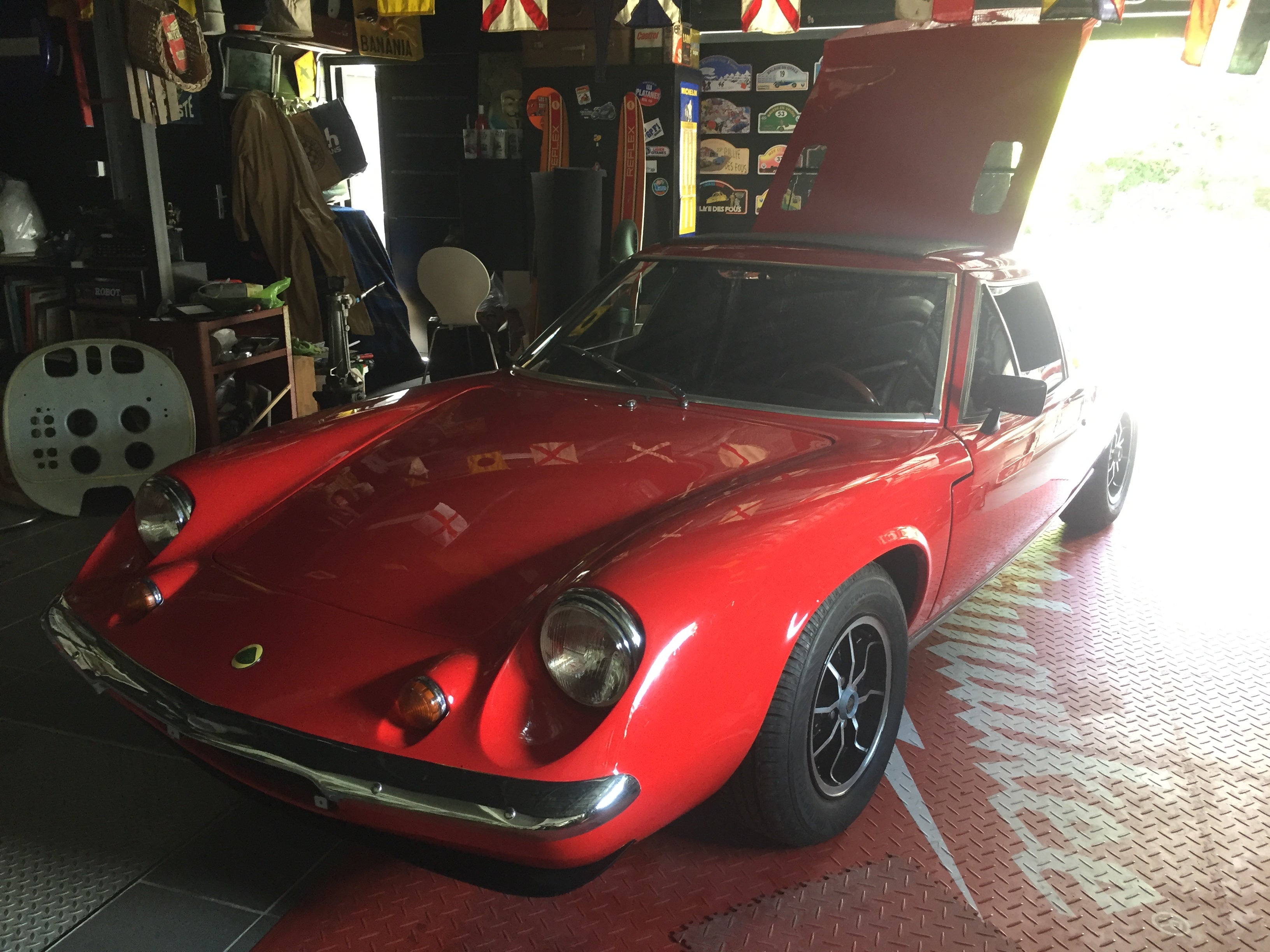 Voiture Lotus Europa Special TC de 1974, classique, vue de côté, avec carrosserie orange et design vintage.