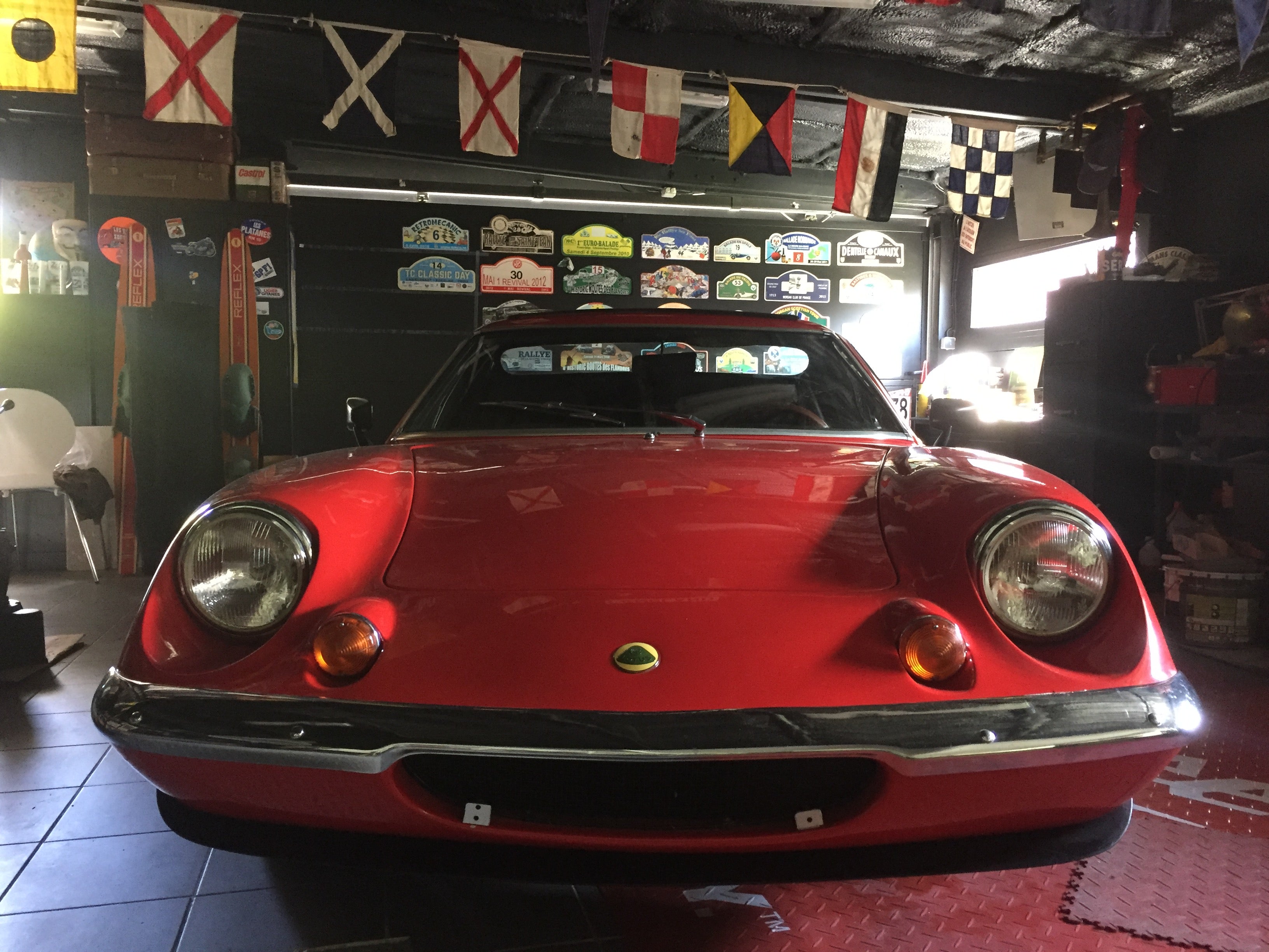 Voiture Lotus Europa Special TC 1974 de Classic-Gallery, vue de côté avec détails du design vintage et couleurs classiques.