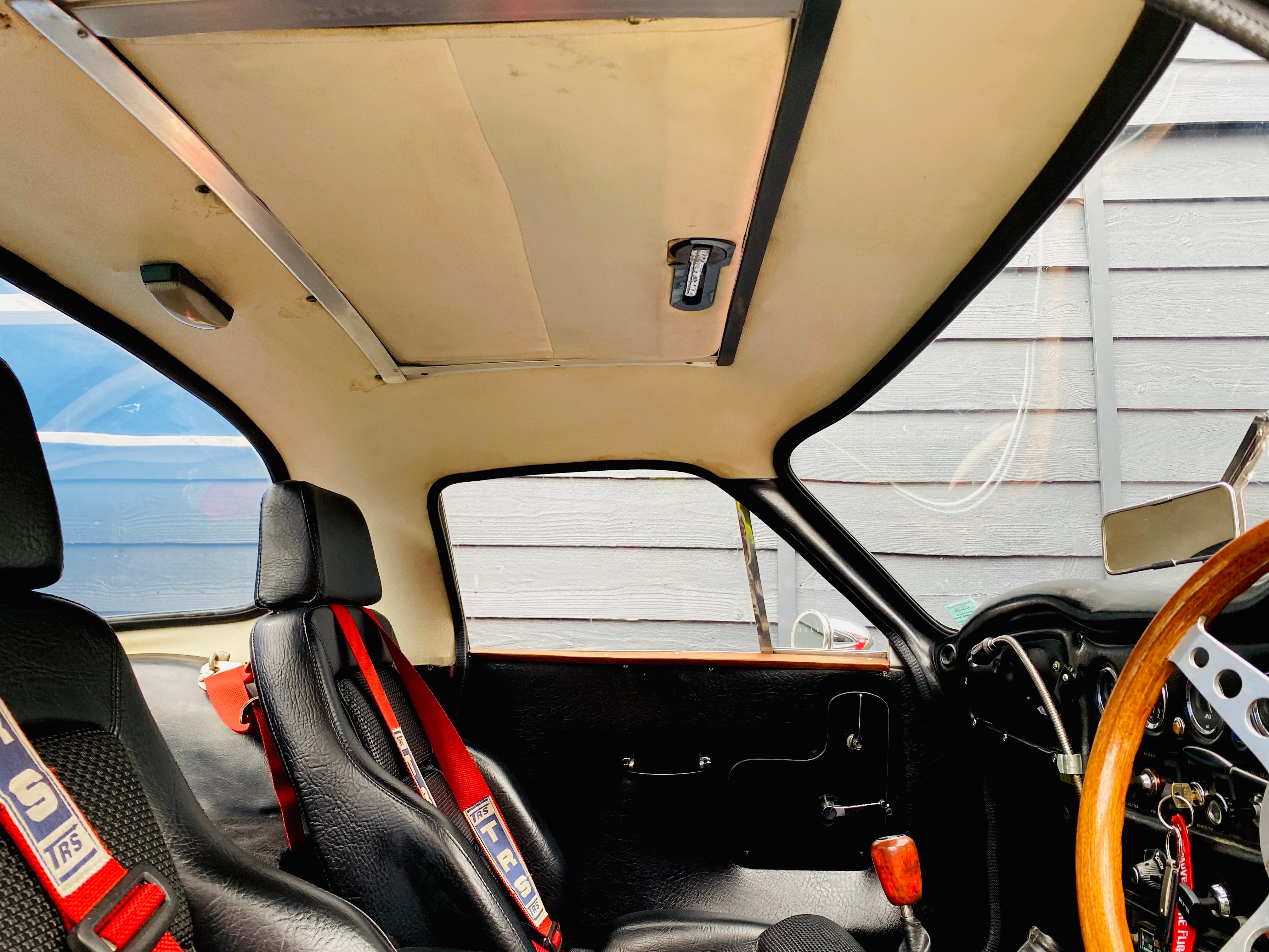 Voiture classique TVR Vixen S2 de 1969 de Classic-Gallery, vue de profil avec détails du design vintage.