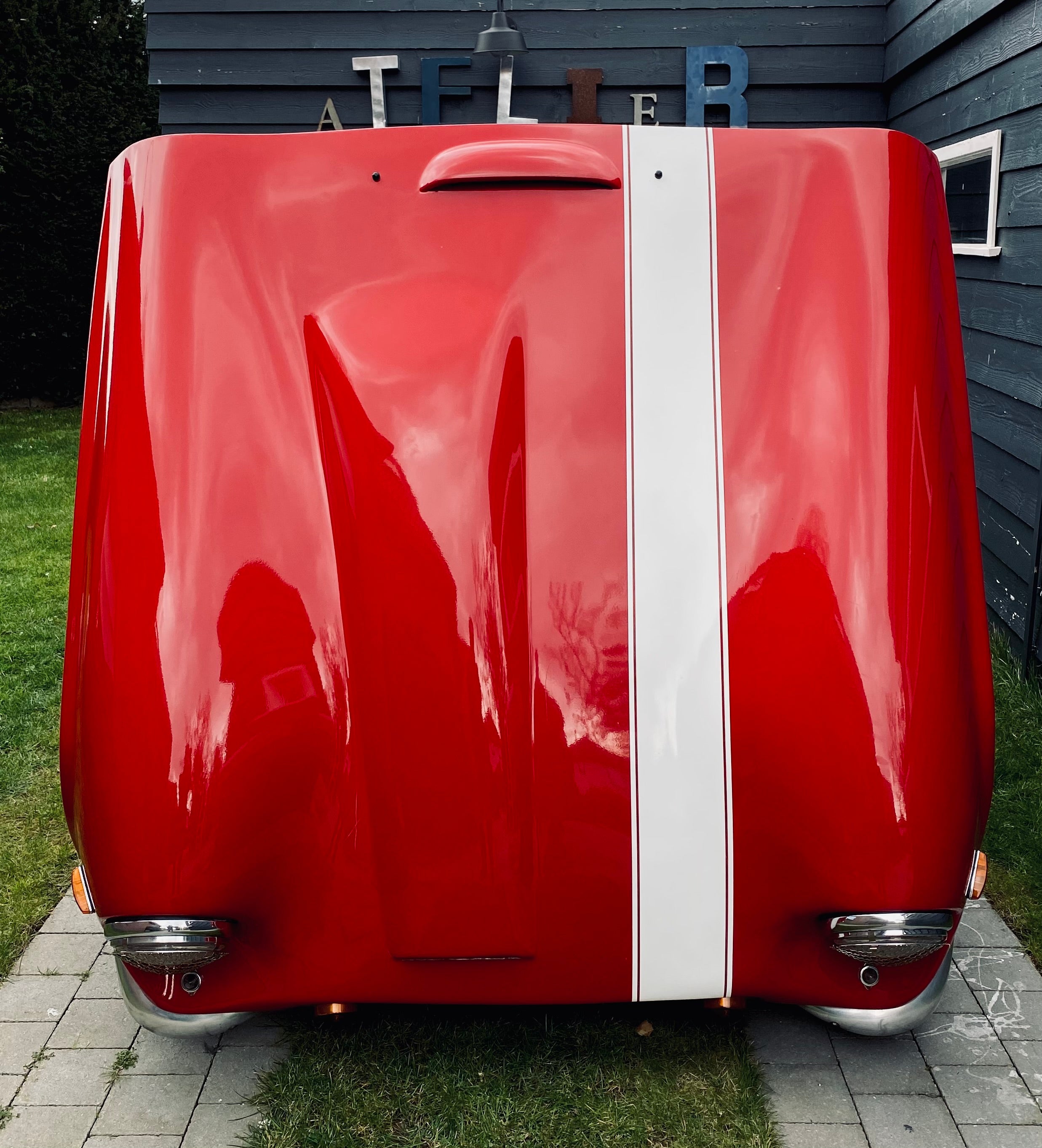 Voiture ancienne TVR Vixen S2 de 1969, Classic-Gallery, vue de face avec détails de la carrosserie en arrière-plan.