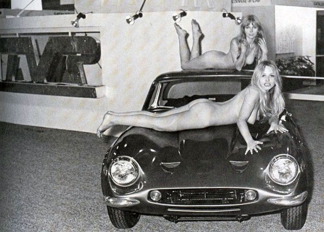 Voiture de collection TVR Vixen S2 de 1969 en bleu, vue de face, avec détails de l’extérieur et design classique.