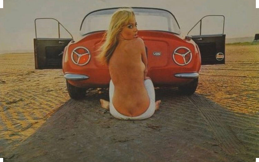 Voiture classique TVR Vixen S2 de 1969 avec carrosserie orange et intérieur en cuir beige, vue de face.