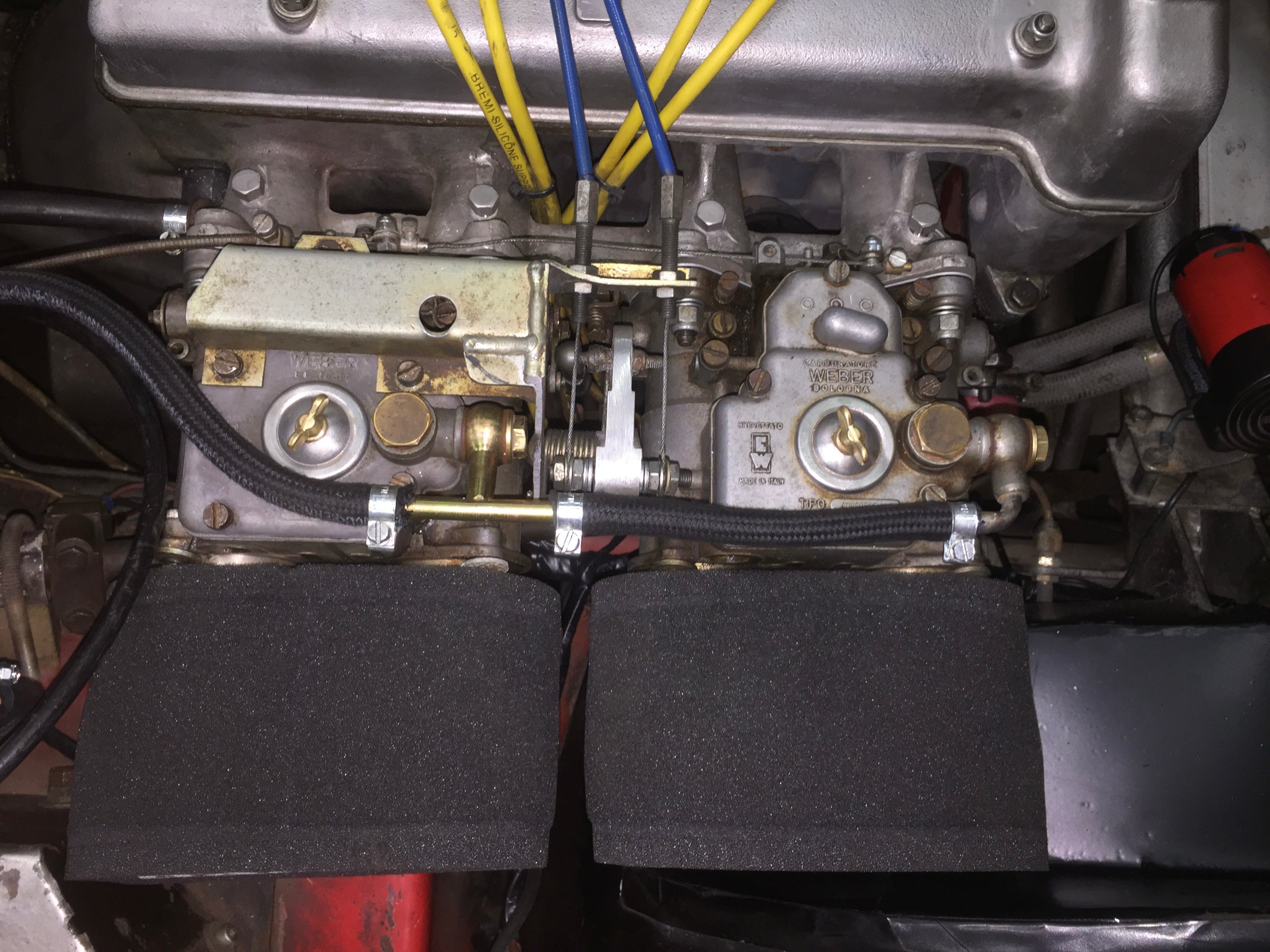 Voiture classique TVR Vixen S2 de 1969 en rouge, vue de côté, avec détails du design emblématique.