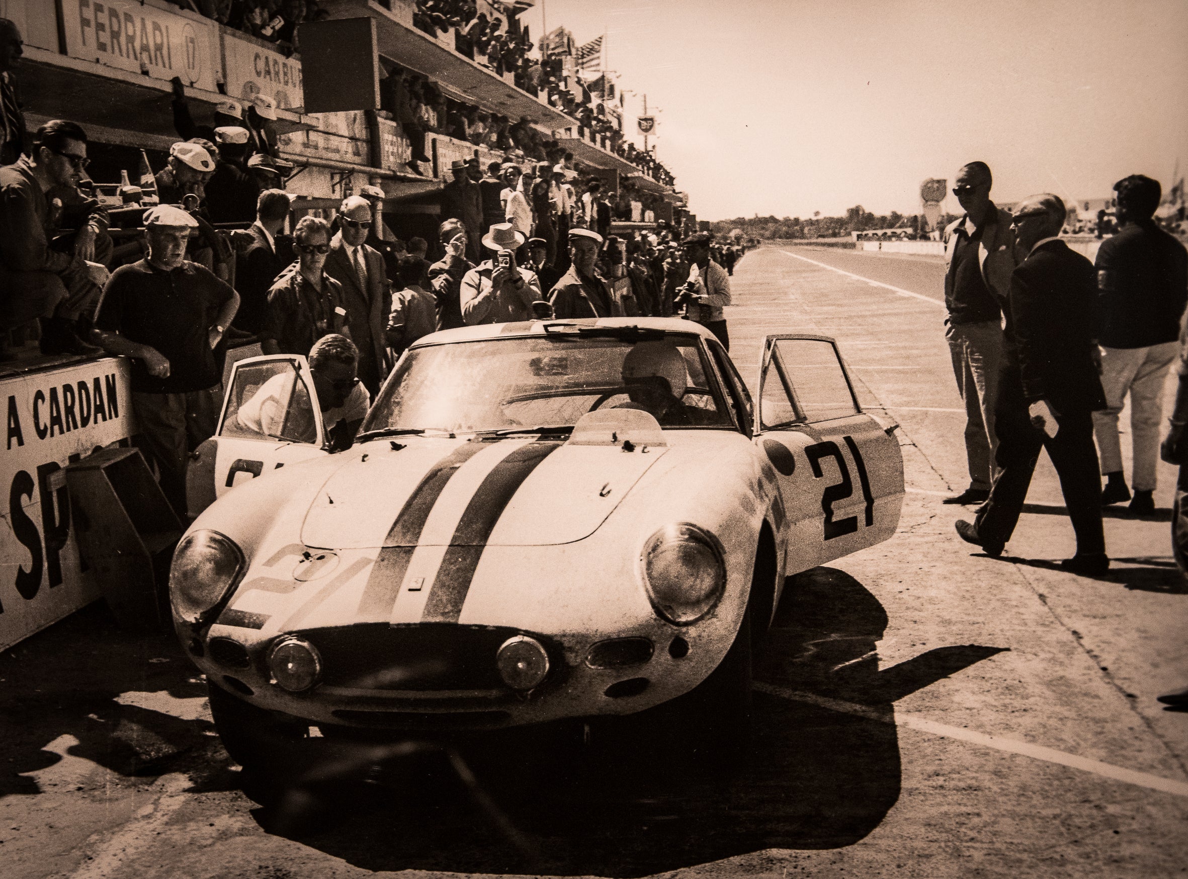 Photo originale Ferrari 250 GT au stand lors des 24H du Mans 1962, prise par Washington Photos, cliché n°170.