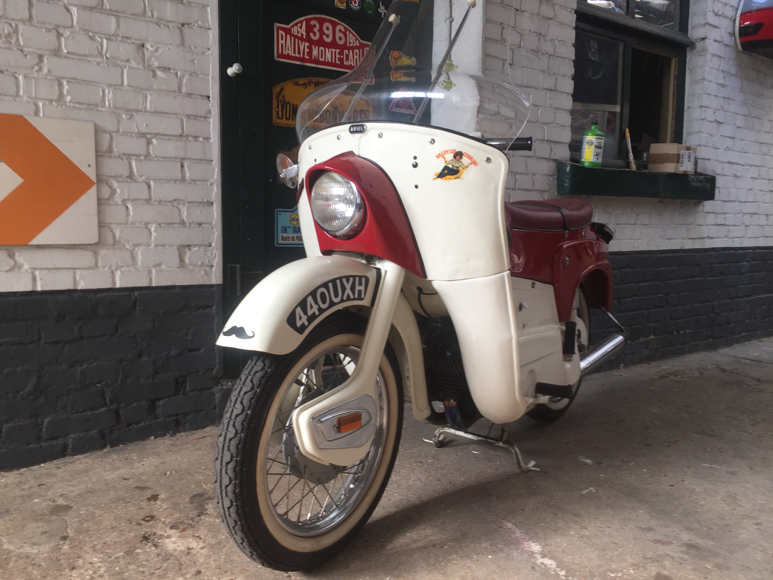 Ariel 250 cm3 1969, moto vintage de collection, vue de face avec détails du moteur et du cadre.