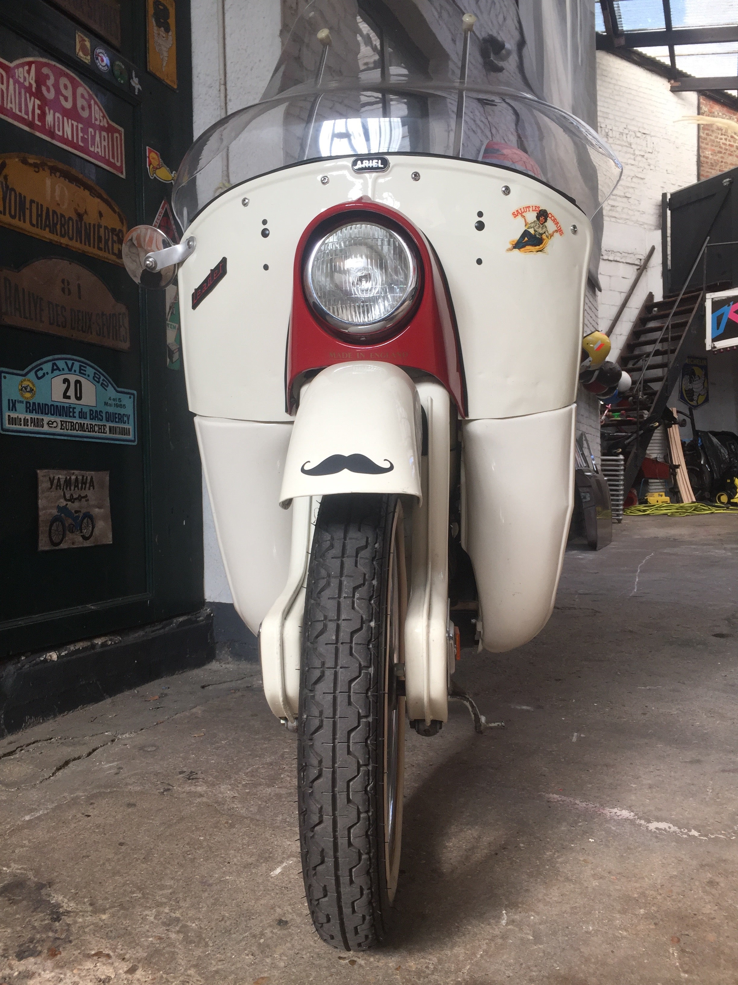 Ariel 250 cm3 1969, moto vintage de marque Ma boutique, vue de côté avec détails du moteur et du cadre.