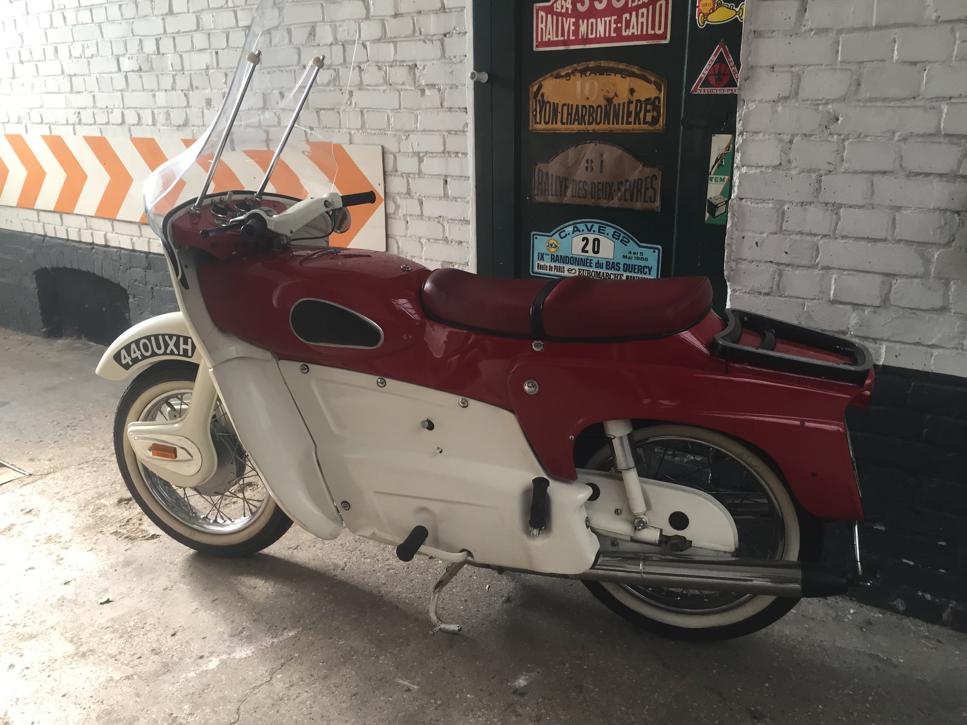 Ariel 1969, moteur de vélo vintage, montrant le boîtier et les détails du moteur de 250 cm3, en gros plan.