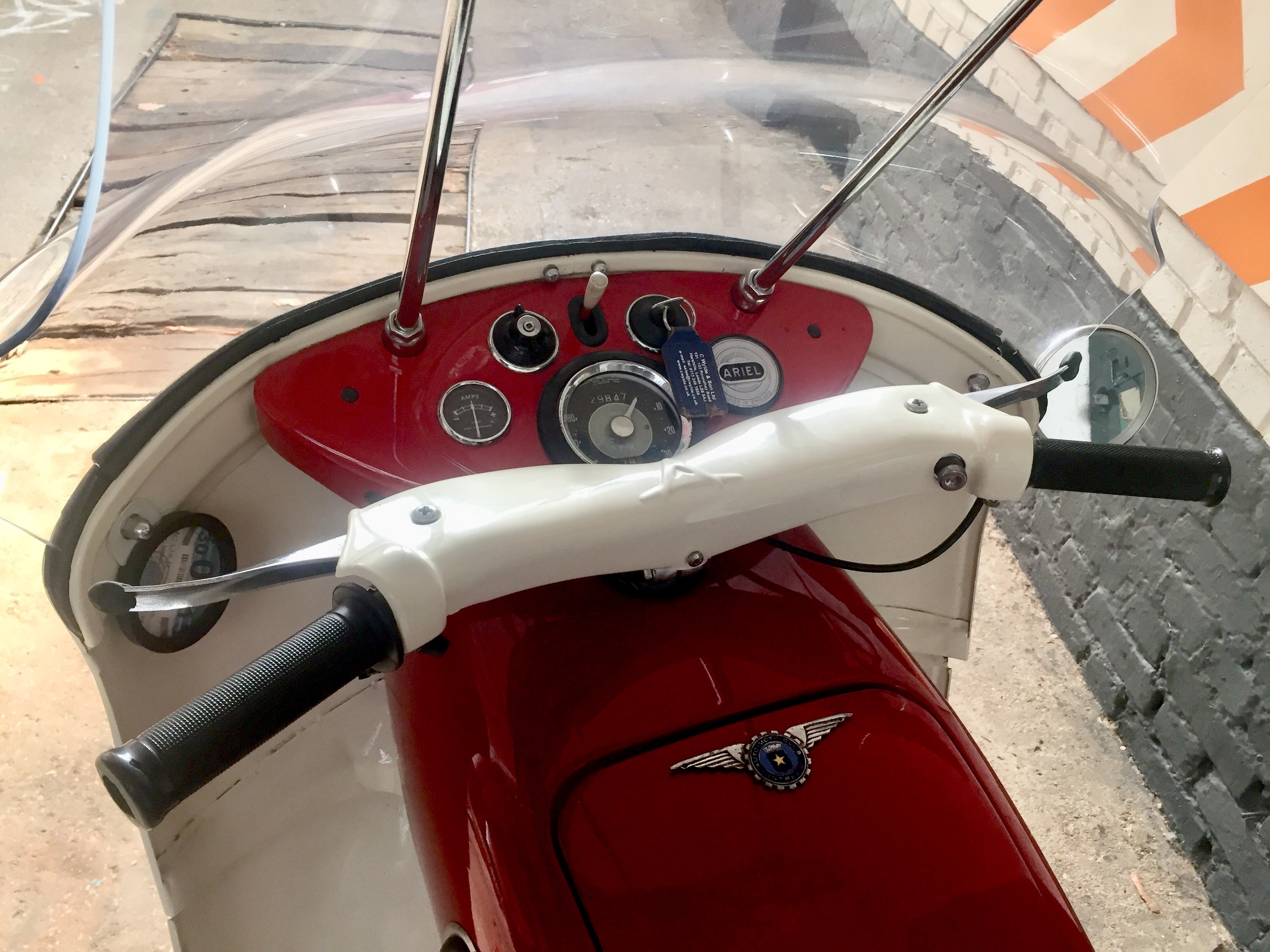 Ariel 250 cm3 1969, moto vintage bleue avec moteur visible, exposée en extérieur, marque Ma boutique.
