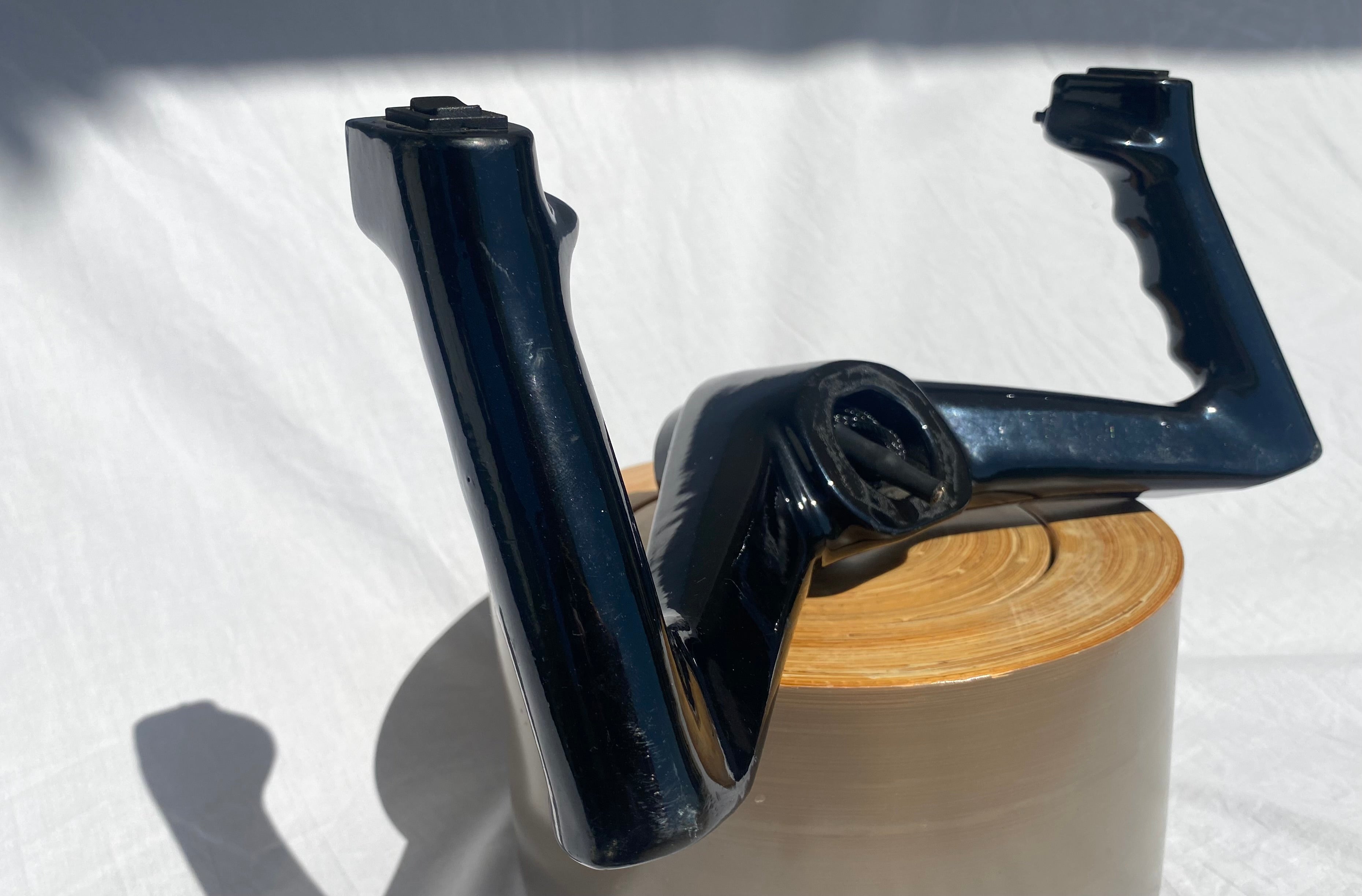 Commande de vol Piper des années 1960, modèle vintage, avec tableau de bord et instruments d'époque, illustrée dans l'image.