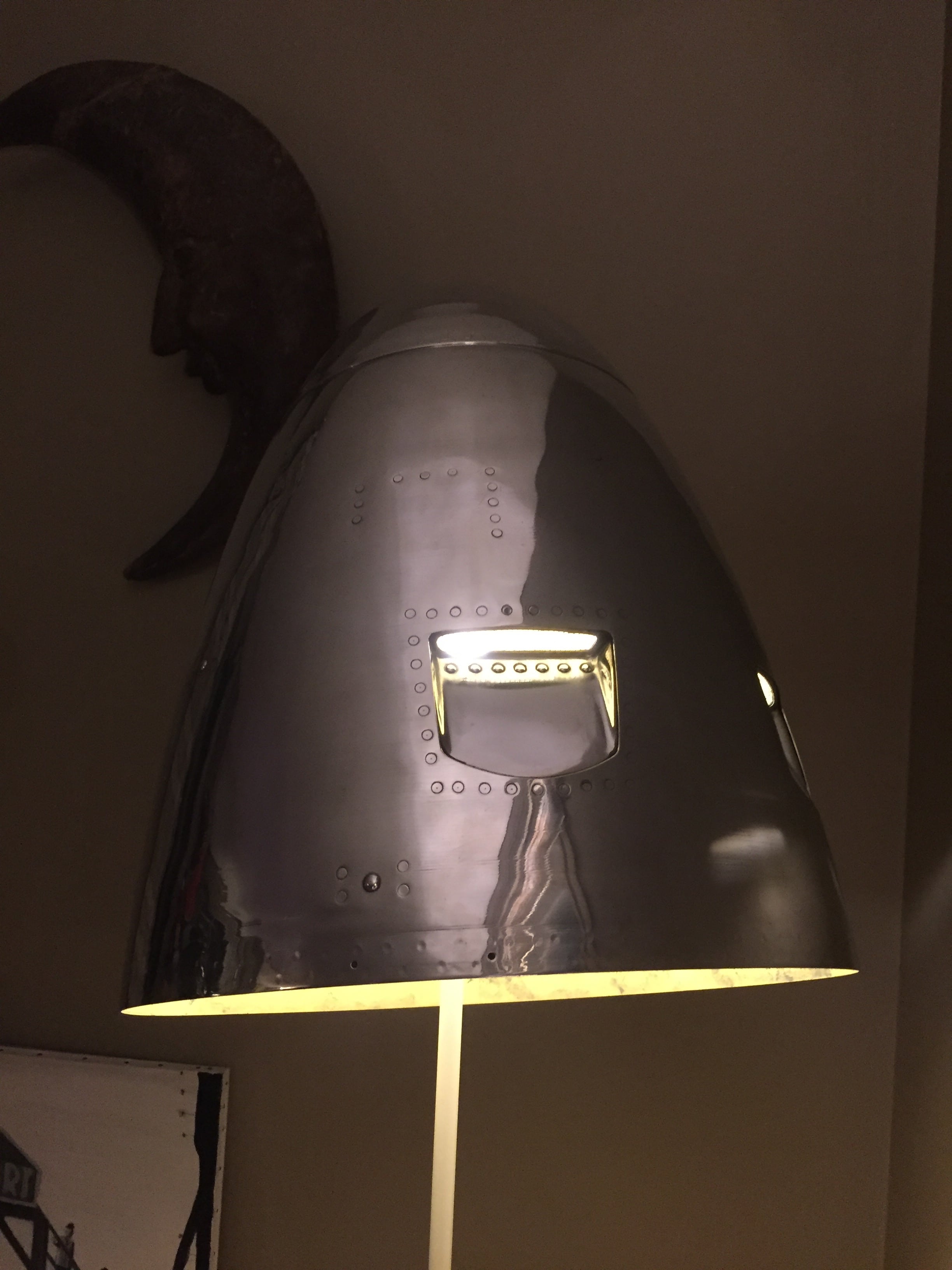 Cône de réacteur Crusader de l'aéronavale 1970, modèle vintage, en métal avec détails précis, pour collection ou décoration.