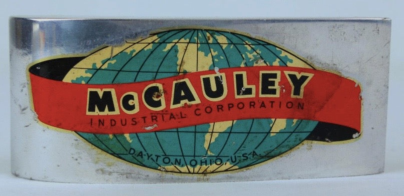 Hélice bipale monobloc McCauley Propeller des années 1960, pièce d'avion vintage, visible en gros plan.