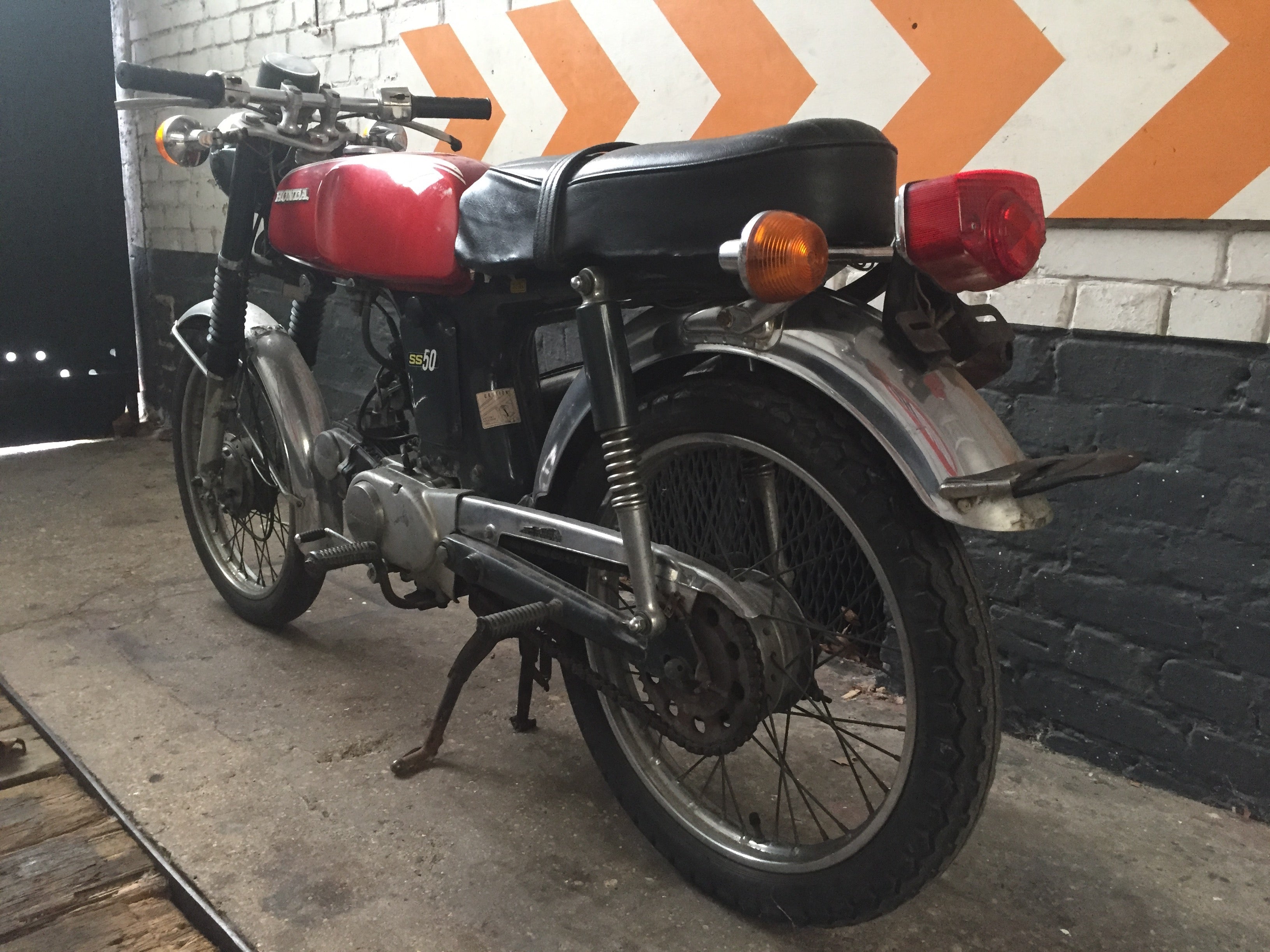Moto Honda SS 50 cm3 année 1970, ancienne moto vintage avec guidon et moteur visible, modèle classique et authentique.