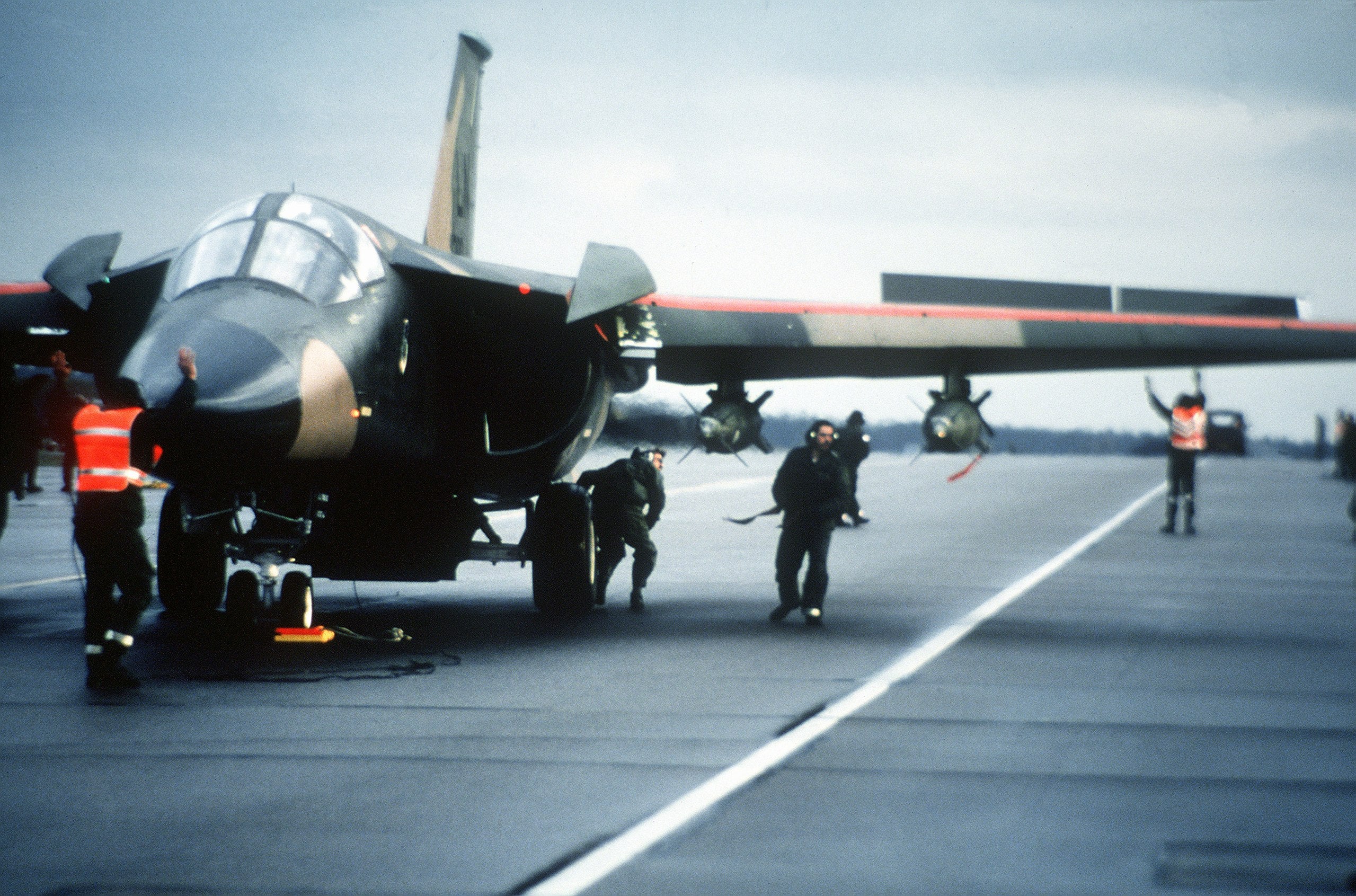 Indicateur de niveau de carburant Simmonds pour avions de combat General Dynamics F-111 Aardvark, montrant le cadran et les détails.