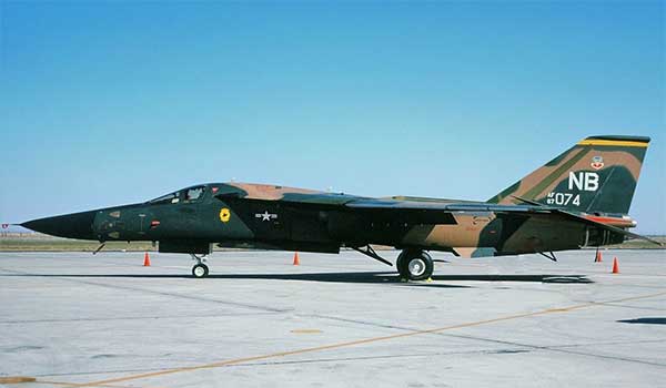 Indicateur de niveau de carburant Simmonds pour avion de combat General Dynamics F-111 Aardvark, affichant l'écran de contrôle.