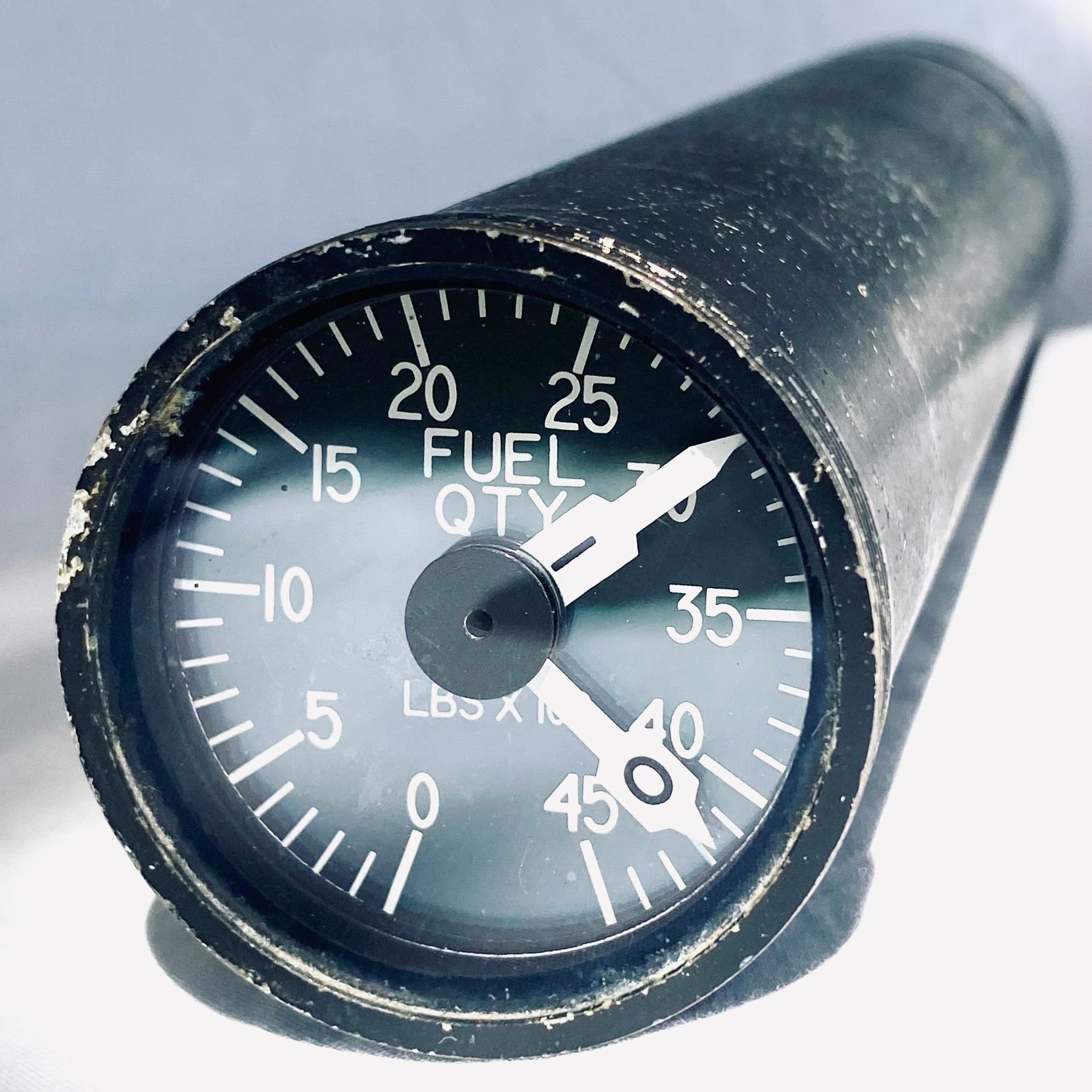 Indicateur de niveau de carburant Simmonds pour avion de combat F-111 Aardvark, visible avec jauge et composants électroniques.