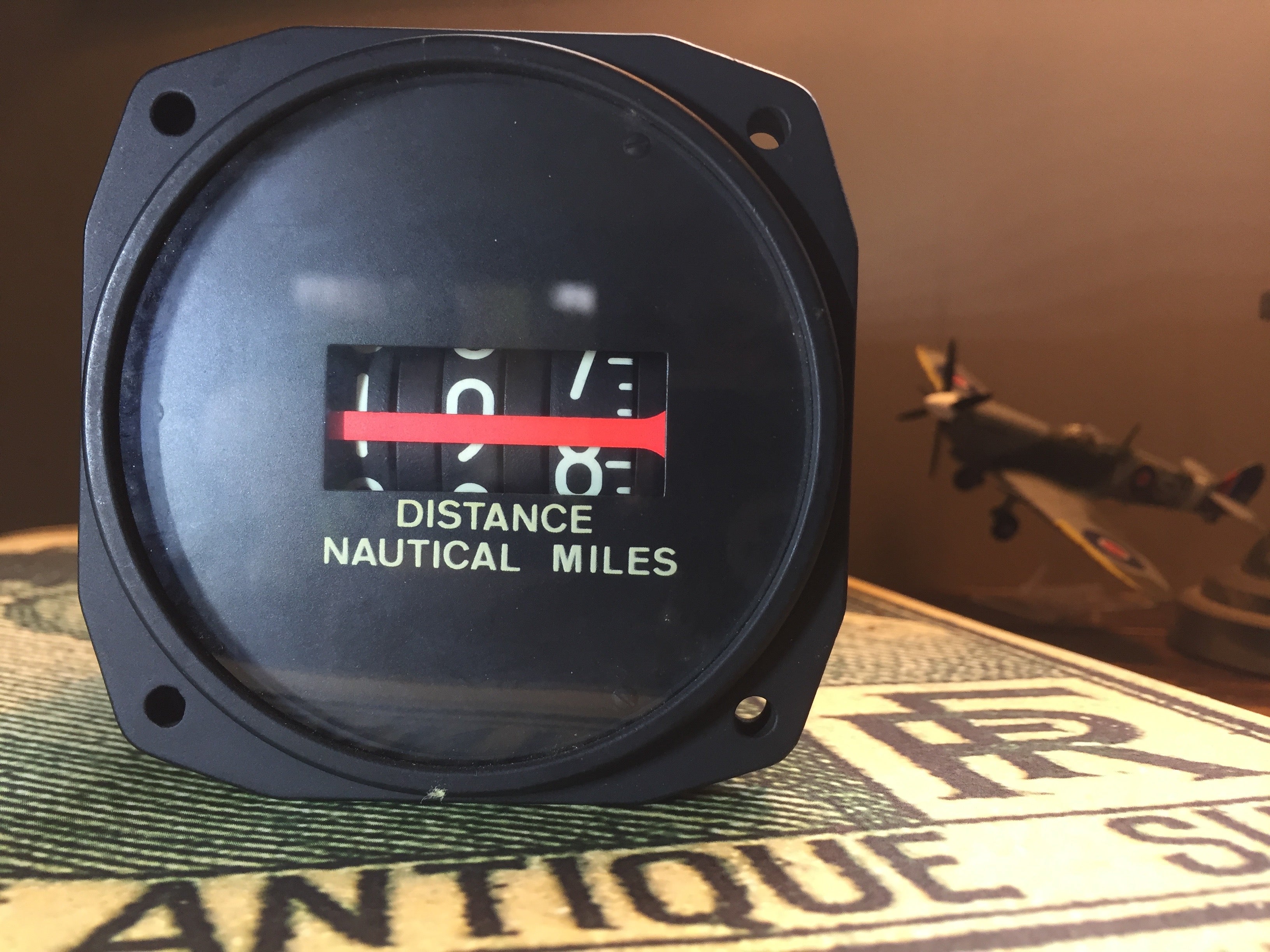 Instrument de distance en milles marins DBA Air Equipement, époque 1970, pour aviation, visible avec cadran et aiguilles.
