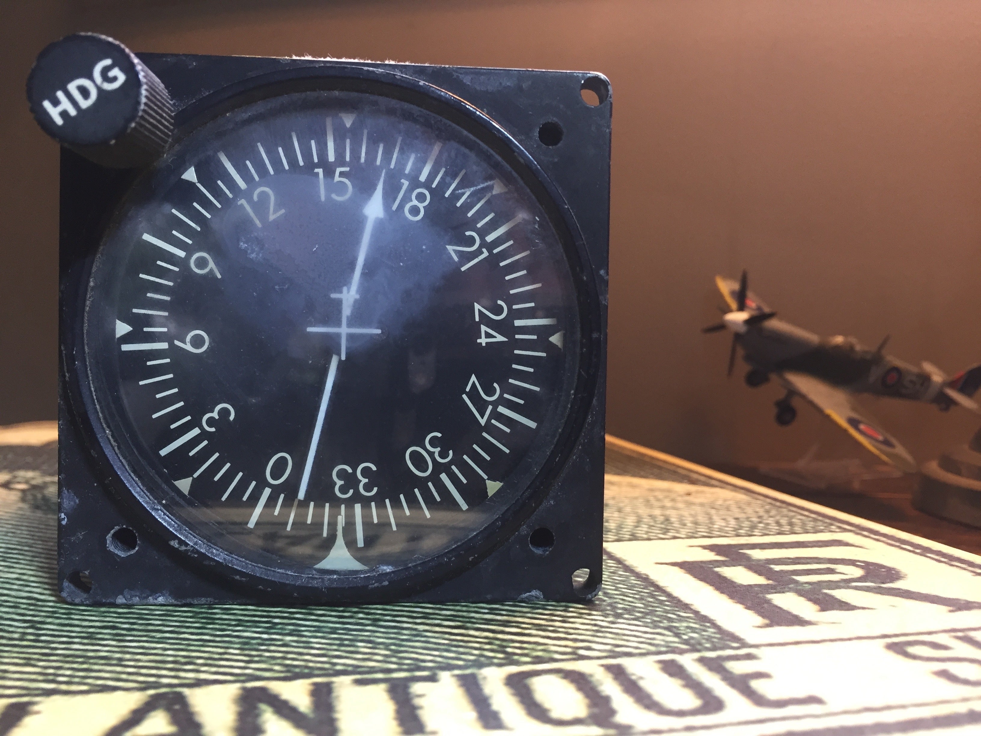 Instrument de radio navigation ADF de King Radio Corp, année 1950, avec cadran et boutons visibles, dans un style vintage.