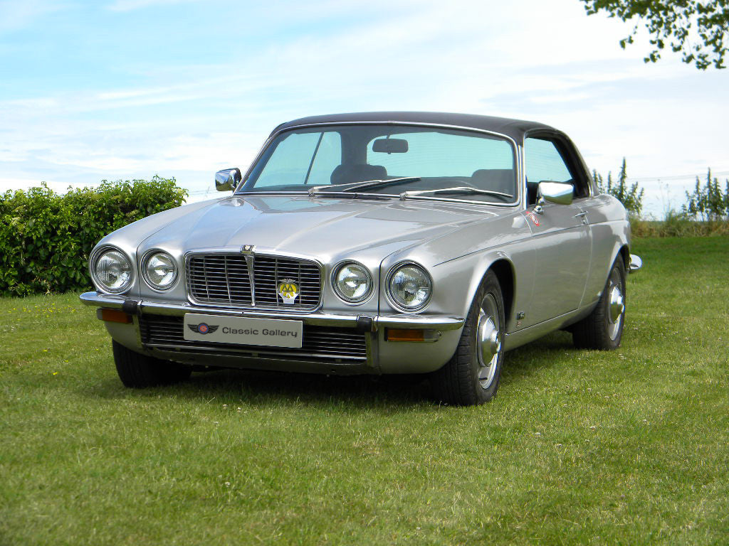 Voiture Jaguar XJC Série 2 4,2L, six cylindres, année 1978, vue de face, kilométrage affiché.