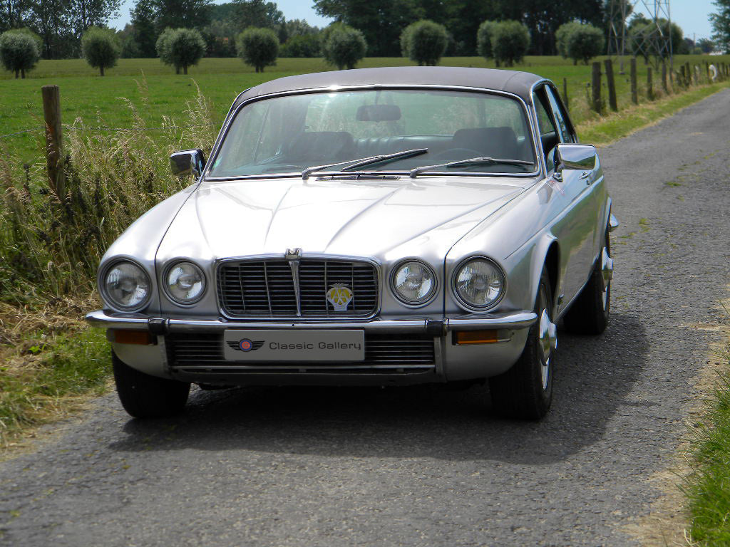 Jaguar XJC Série 2 1978, moteur 4,2 L 6 cylindres, voiture classique en bon état, vue de face.
