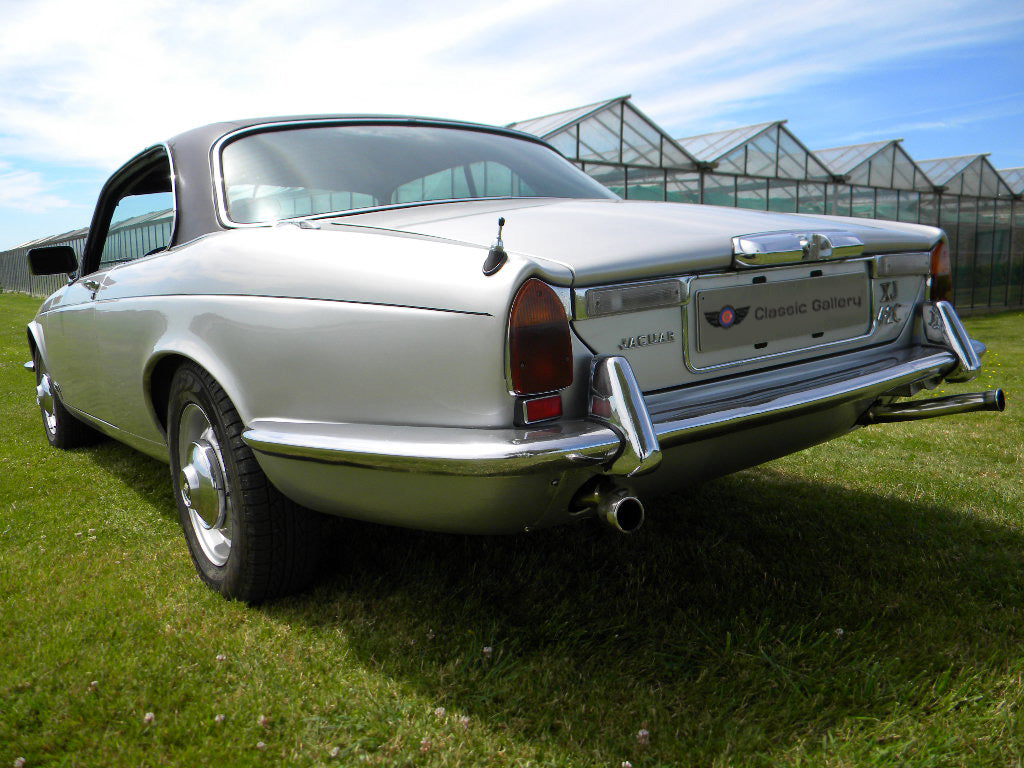 Voiture Jaguar XJC Série 2 4,2 L 6 cylindres de 1978, vue de face, avec 140 000 km, dans un style classique.