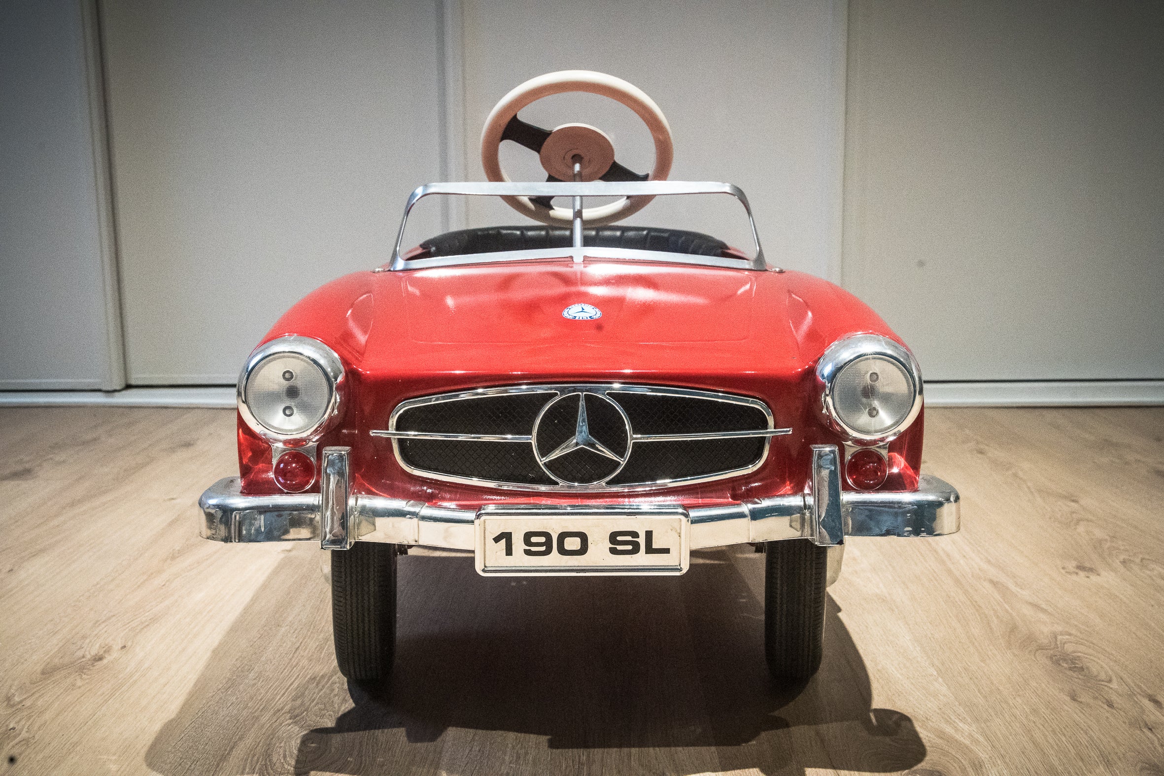 Voiture Mercedes 190 SL à pédale, modèle de la période 1990, miniature de collection en métal.