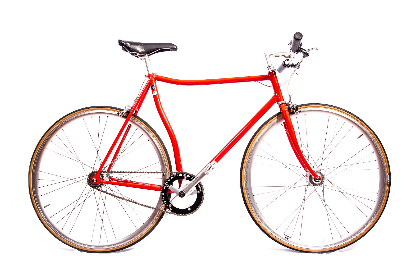 Vélo fixie Abici noir avec cadre en acier, guidon droit, pneus fins et selle confortable, posé sur une surface en bois.