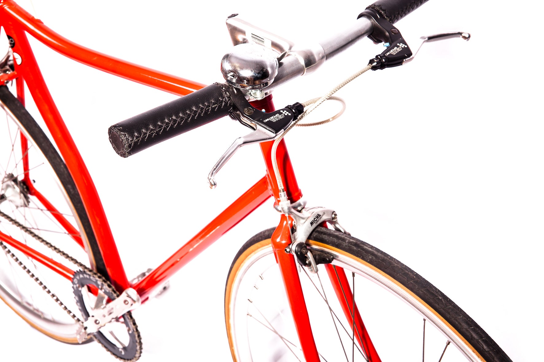 Vélo fixie Abici, machine élégante avec cadre en métal, roues noires et guidon droit, posé sur un sol en béton.