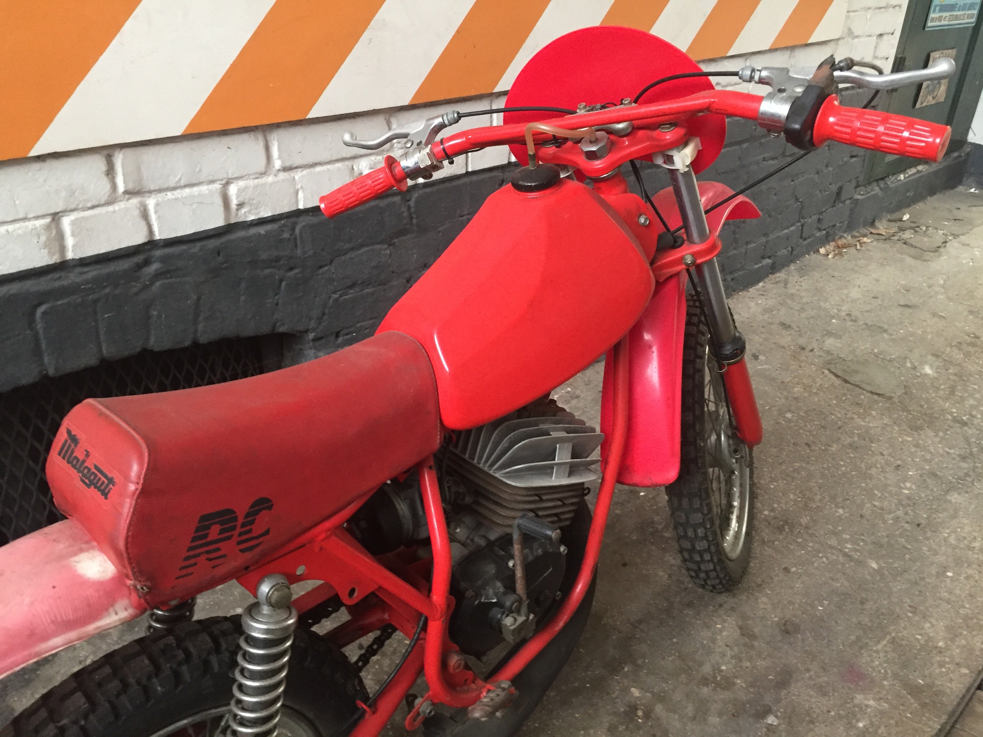Moto Malaguti Ronchino 50 cm3 année 1970, vue de côté, avec détails du moteur et design vintage, dans un style classique.