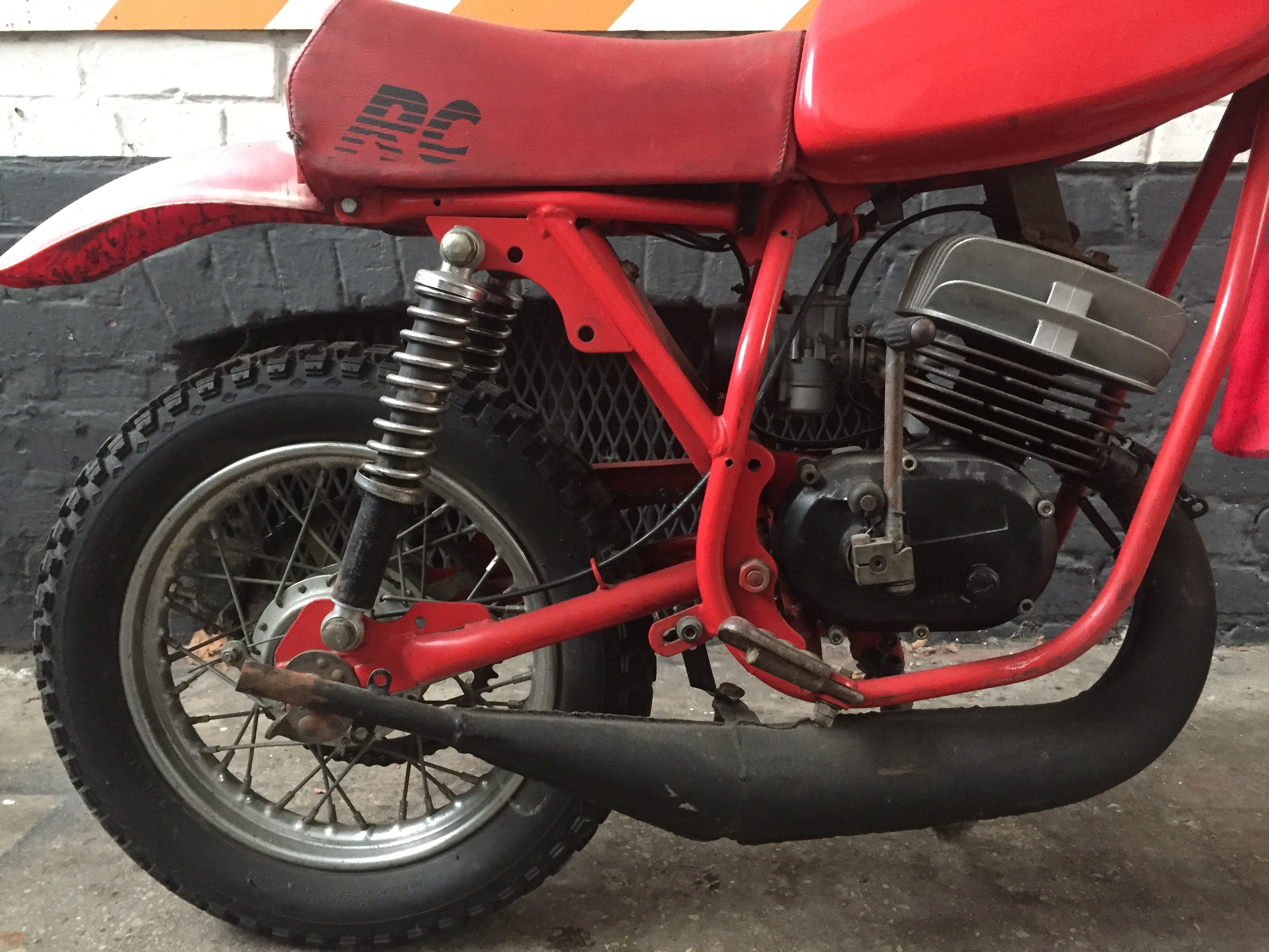 Scooter Malaguti Ronchino 50 cm3 année 1970, vue de côté, avec design vintage et détails de la carrosserie.