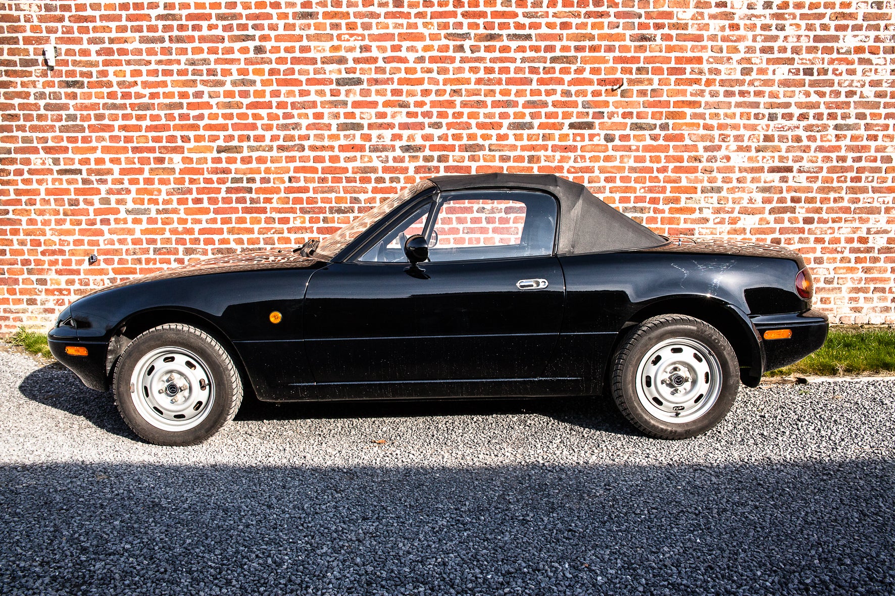 Voiture Mazda MX5 NA 1.6 essence de 1998 avec 105 000 km, vue de côté dans un environnement clair