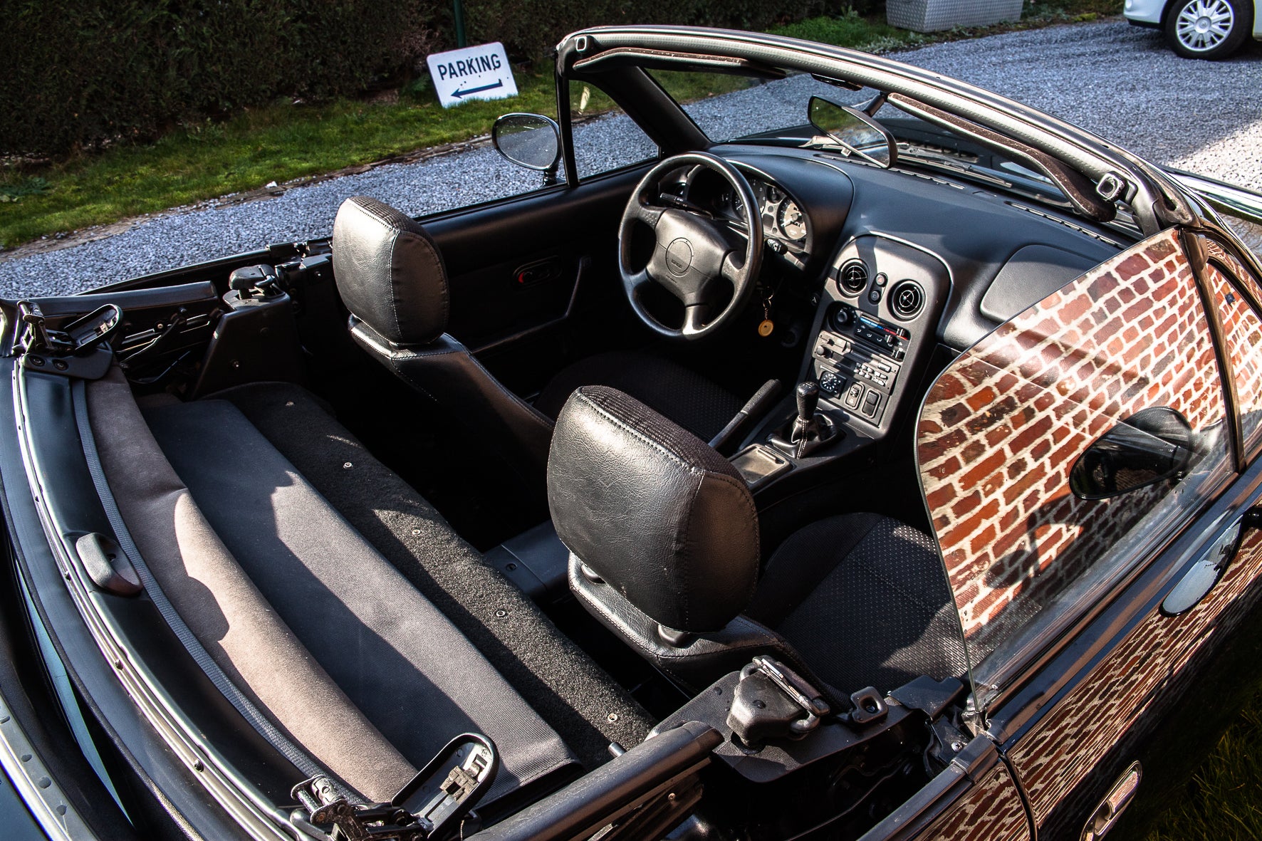 Voiture Mazda MX5 NA 1.6 essence de 1998 avec 105 000 km, vue de face dans un environnement clair.