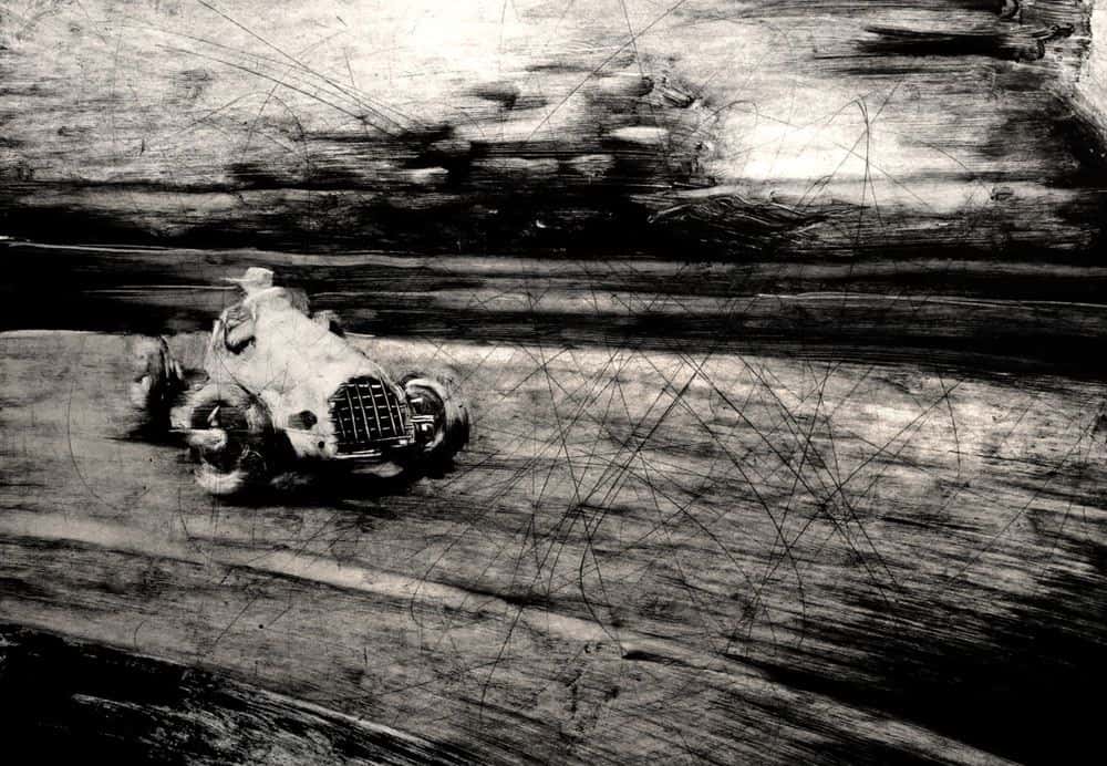 Monotype Maserati en pleine vitesse et dérapage, affiché dans une image dynamique, mettant en valeur la voiture sportive.