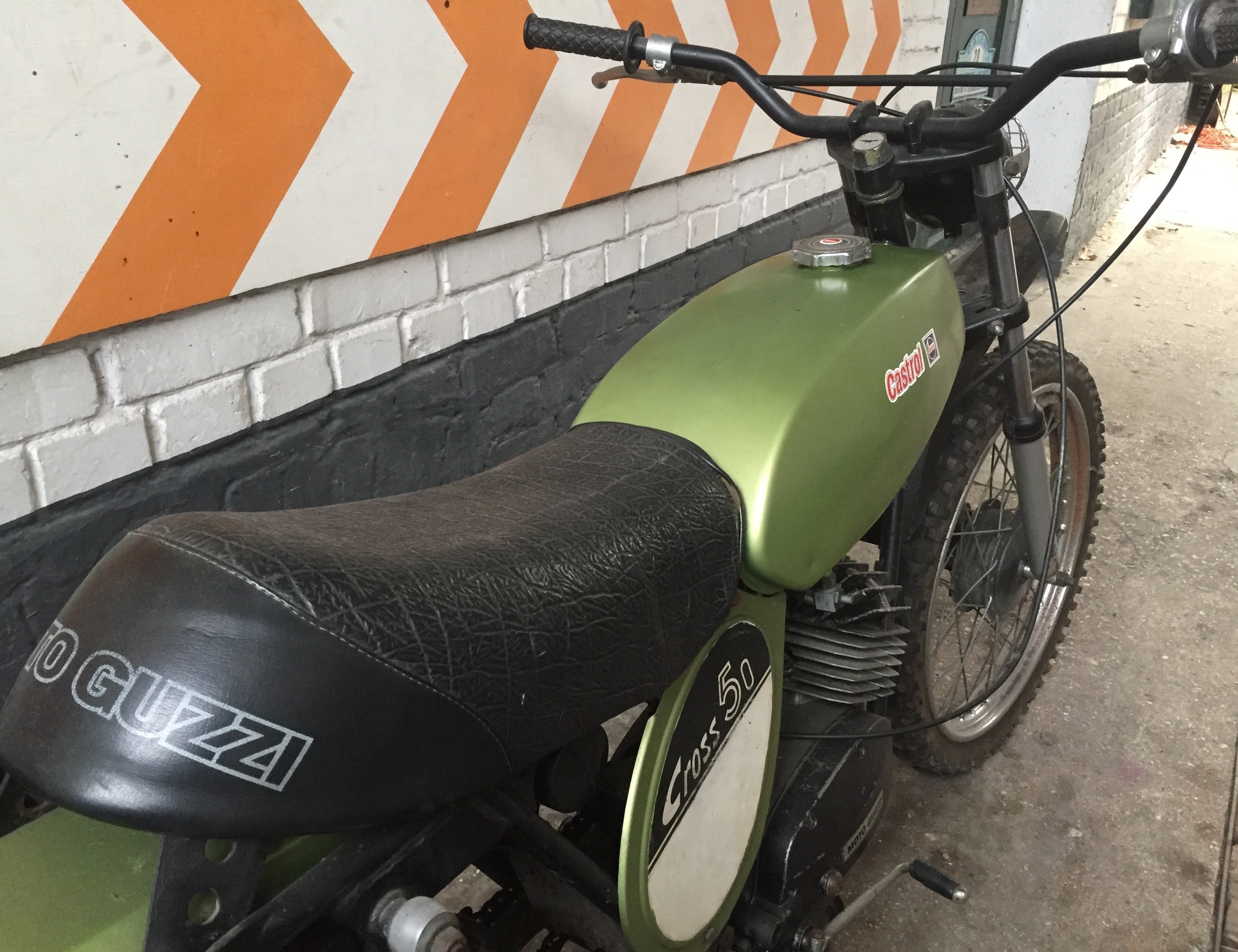 Moto Guzzi 50 Cross de 1970, moto vintage avec cadre noir et pneus tout-terrain, vue de côté, image claire et détaillée