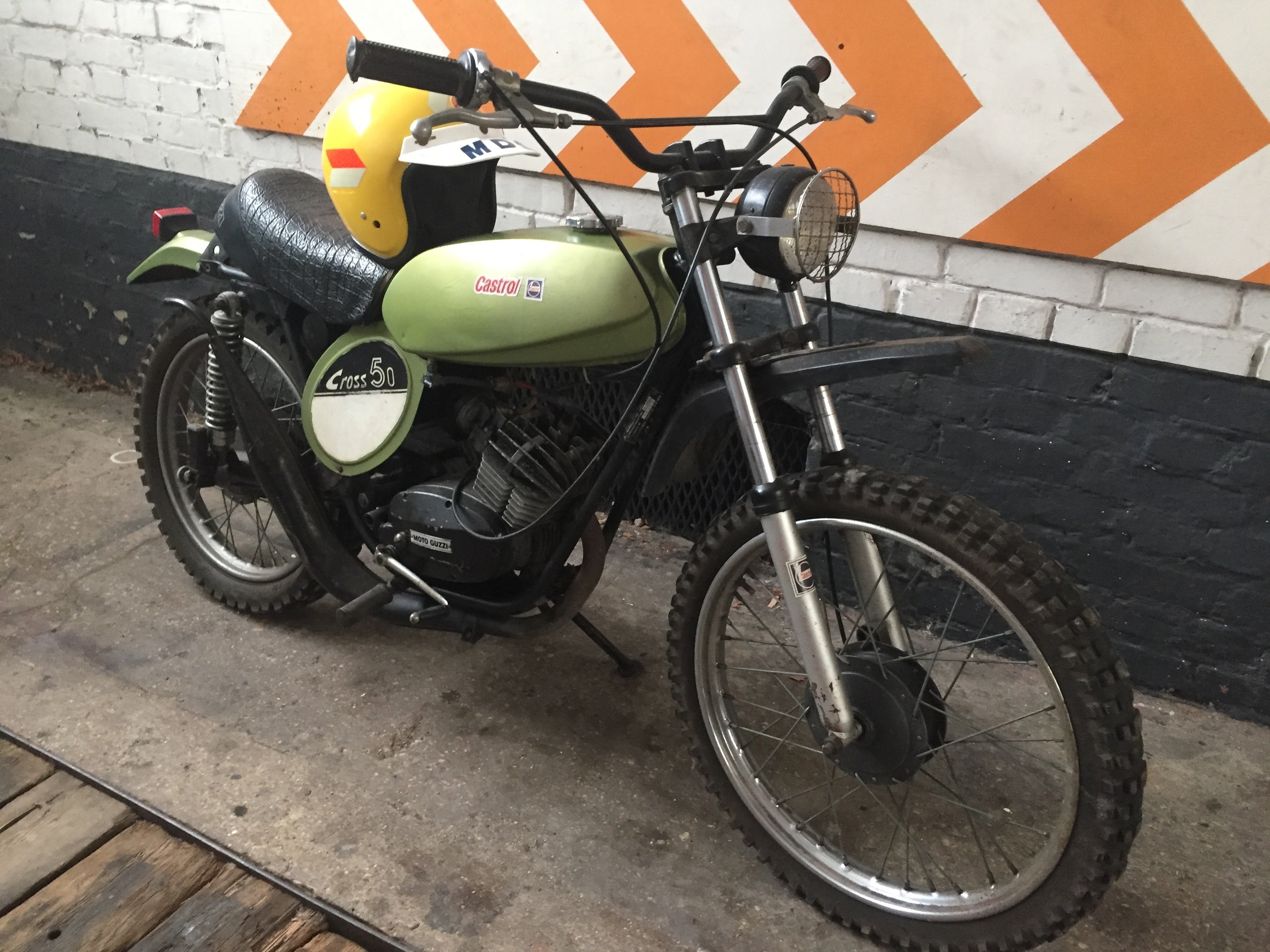 Moto Guzzi 50 Cross de 1970, moto vintage avec cadre noir, pneus tout-terrain et moteur classique, vue de côté.