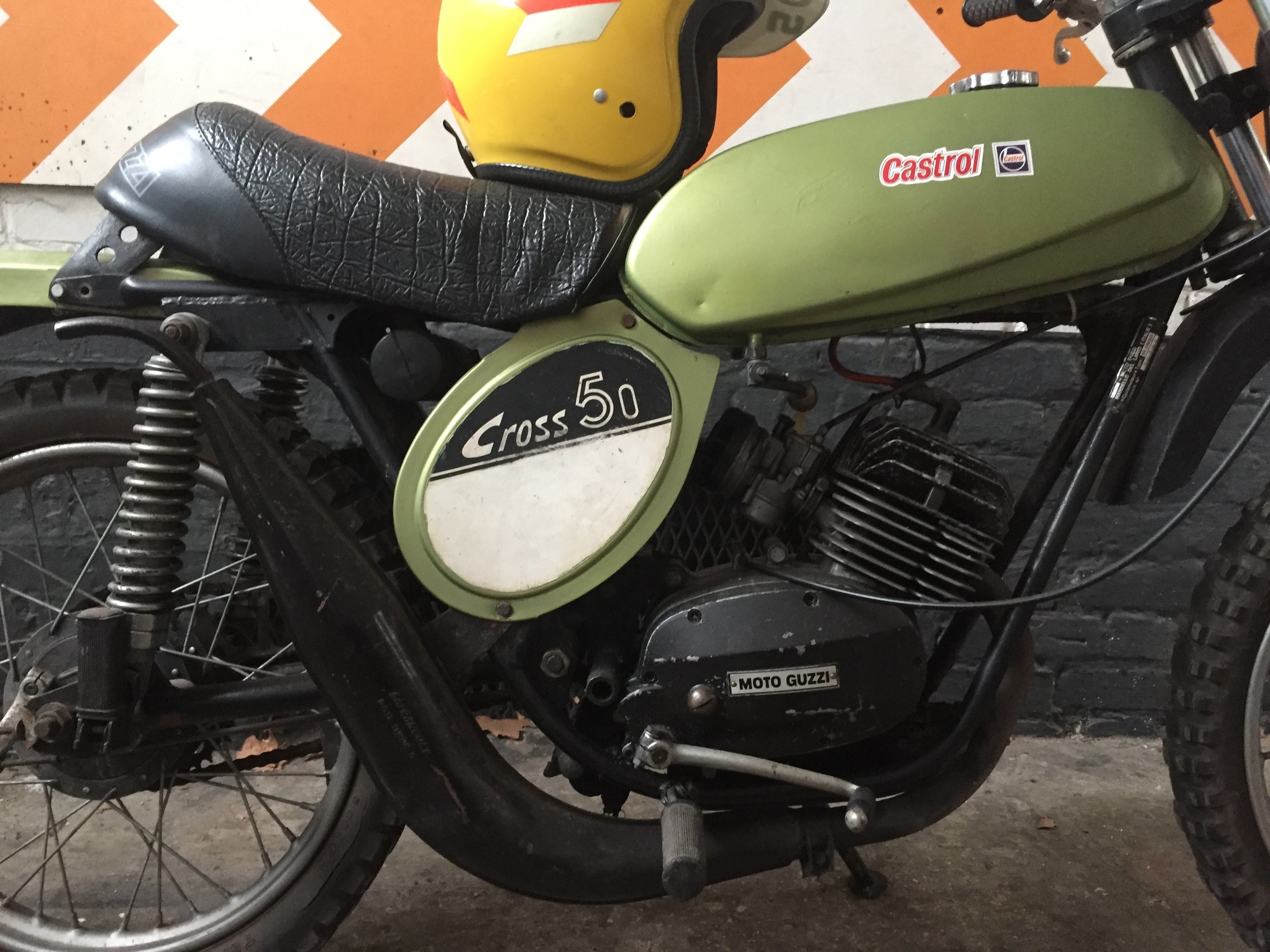 Moto Guzzi 50 Cross de 1970, motocyclette vintage avec design classique, vue de côté montrant le cadre et les roues.