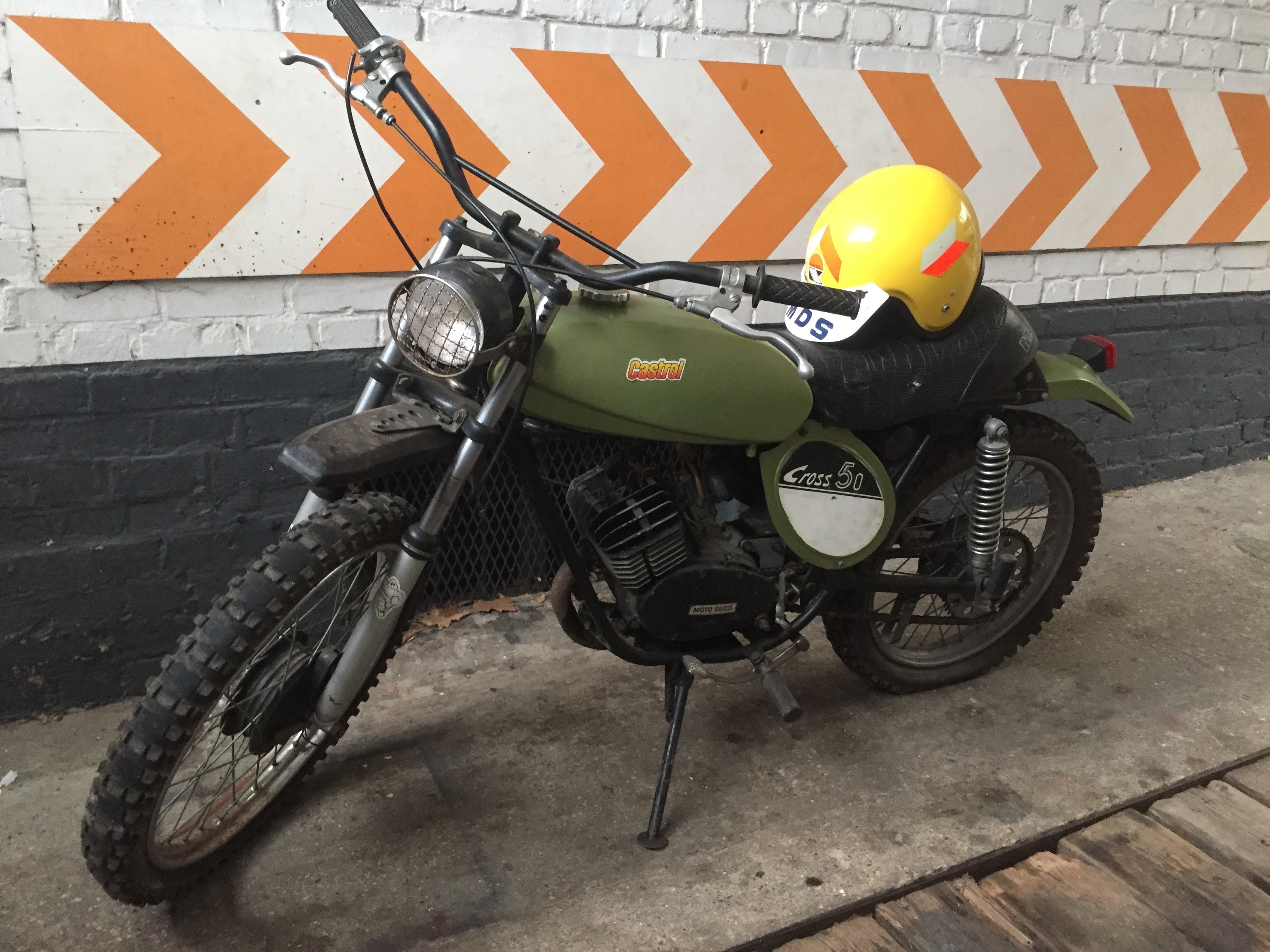 Moto Guzzi 50 Cross de 1970, moto ancienne avec cadre et pneus tout-terrain, vue de profil.