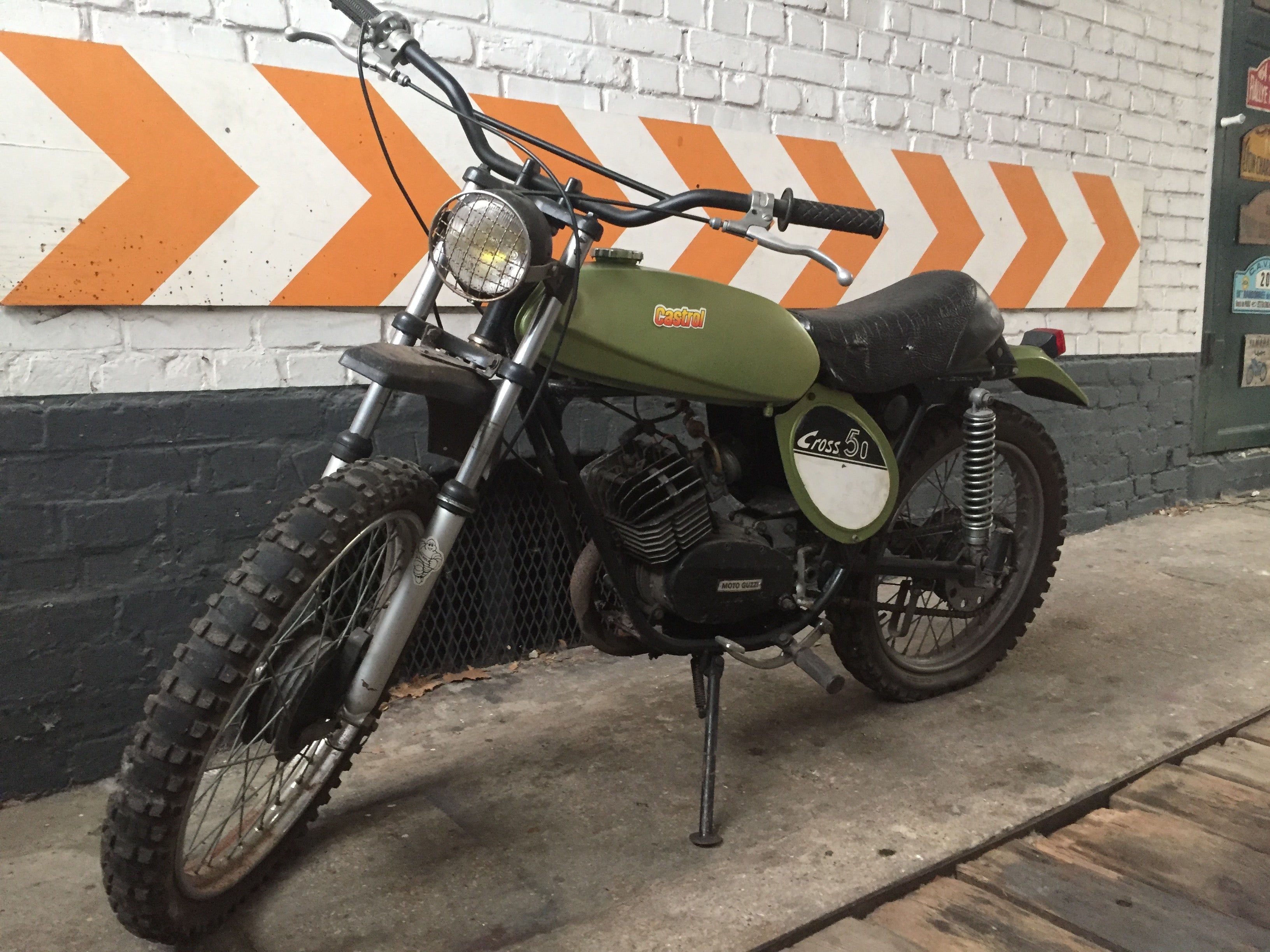 Moto Guzzi 50 Cross de 1970, moto vintage avec cadre et pneus tout-terrain, en couleur rouge, visible en image.