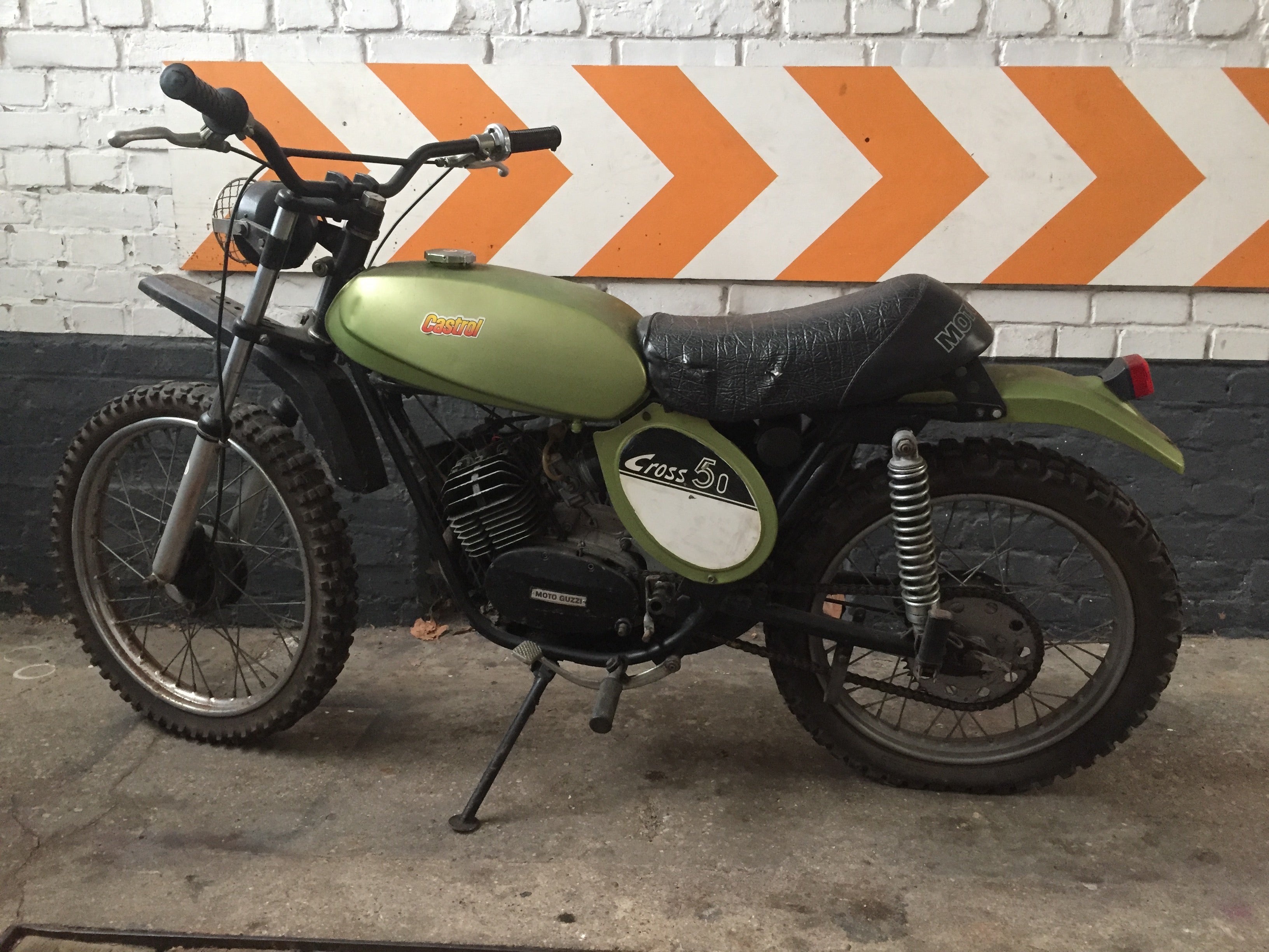 Moto Guzzi 50 Cross de 1970, moto vintage avec cadre coloré et pneus tout-terrain visible dans l'image.