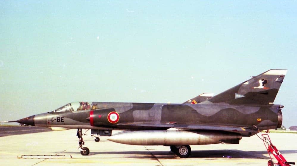 Réservoir Mirage III C des années 1960-1970, pièce d'époque, modèle aéronautique, présenté dans une image détaillée.
