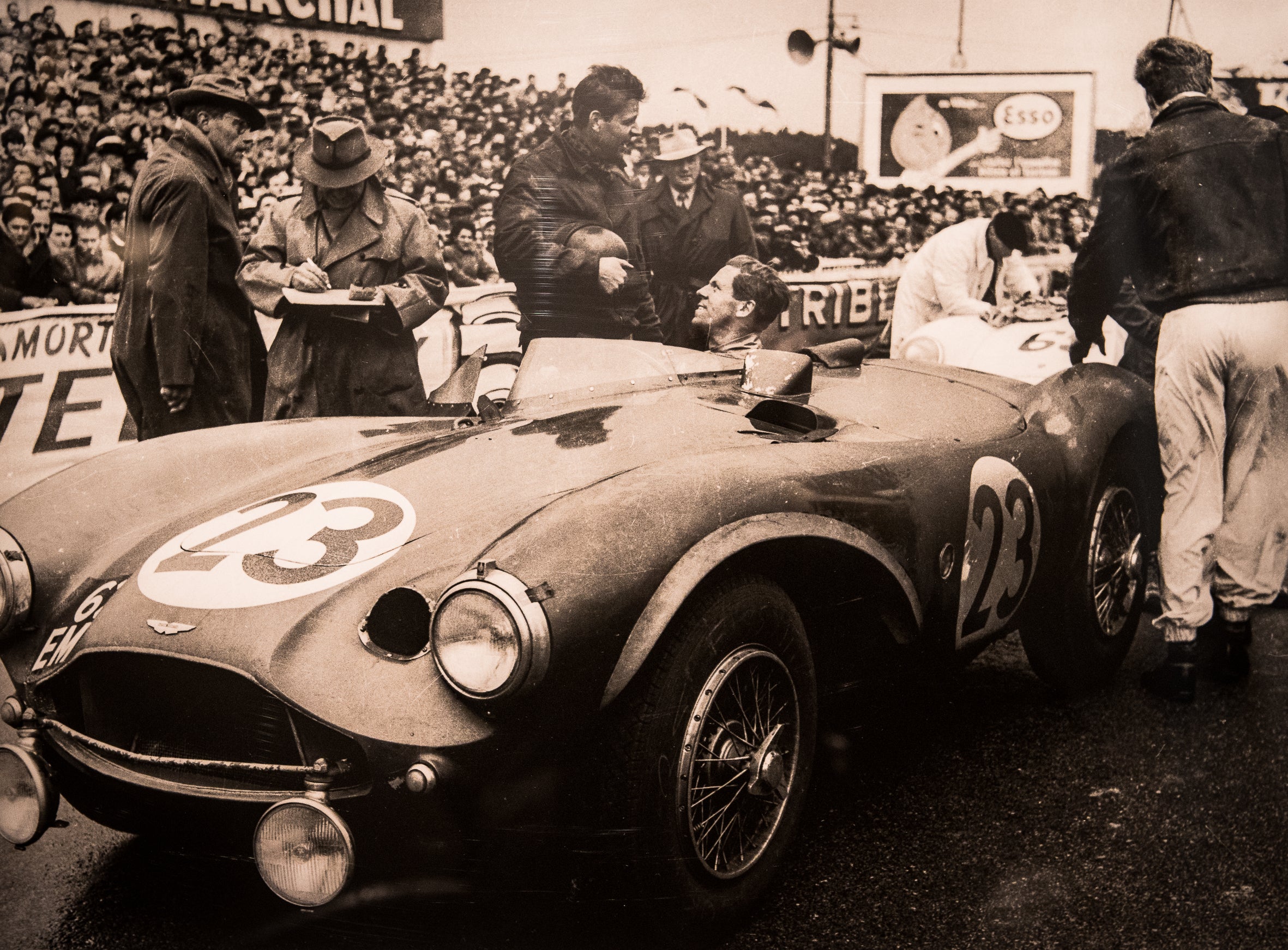 Photo originale d'une Aston Martin de Paul Frère lors des 24H du Mans 1955, tirage photo vintage Washington Photos.