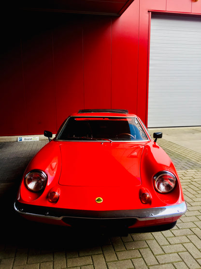 Voiture de collection Lotus Europa Special TC 1974, image montrant la carrosserie jaune et les détails du modèle classique.