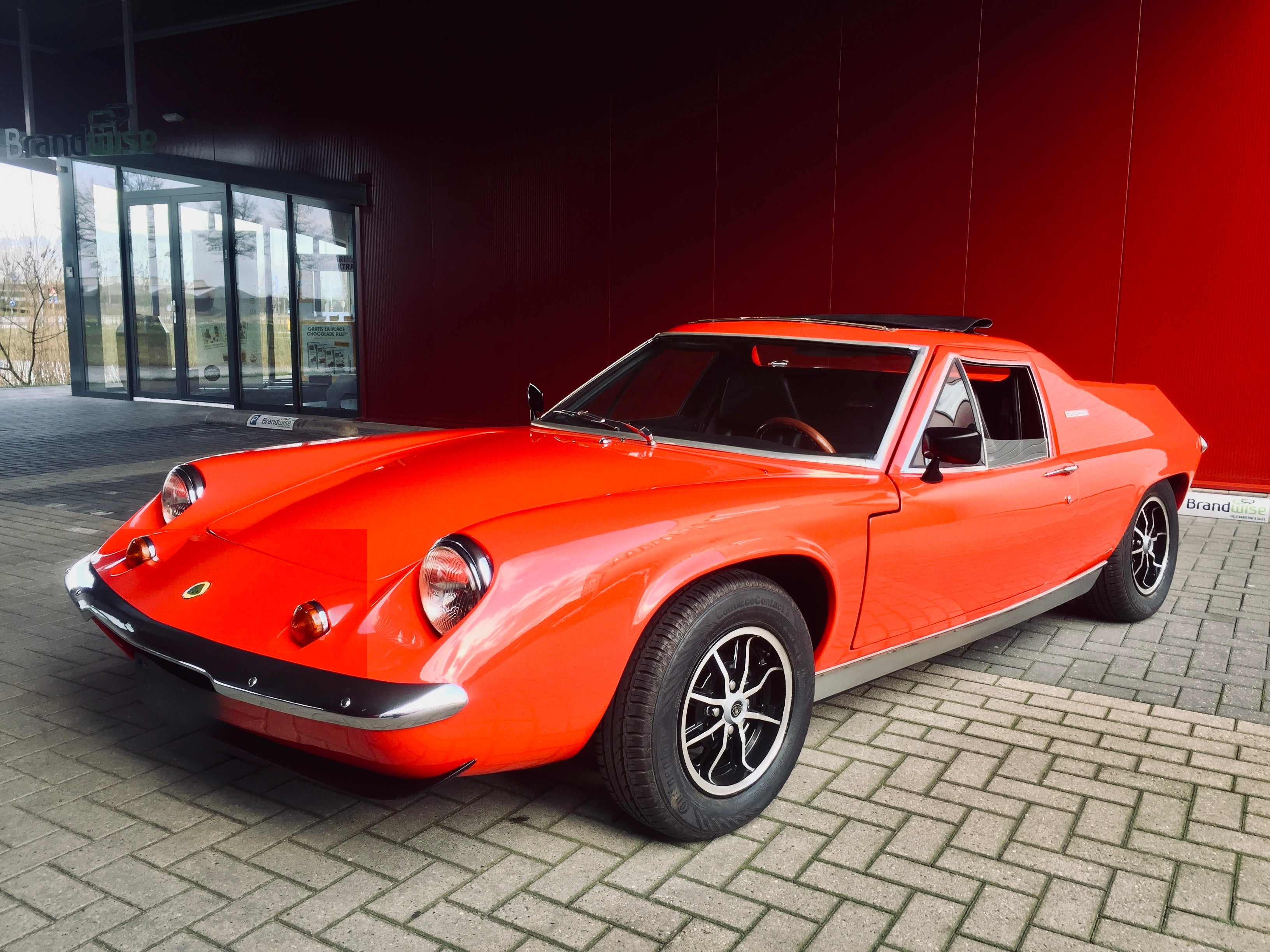Voiture Lotus Europa Special TC 1974, classique de 1970s, vue de côté avec détails de carrosserie en image.