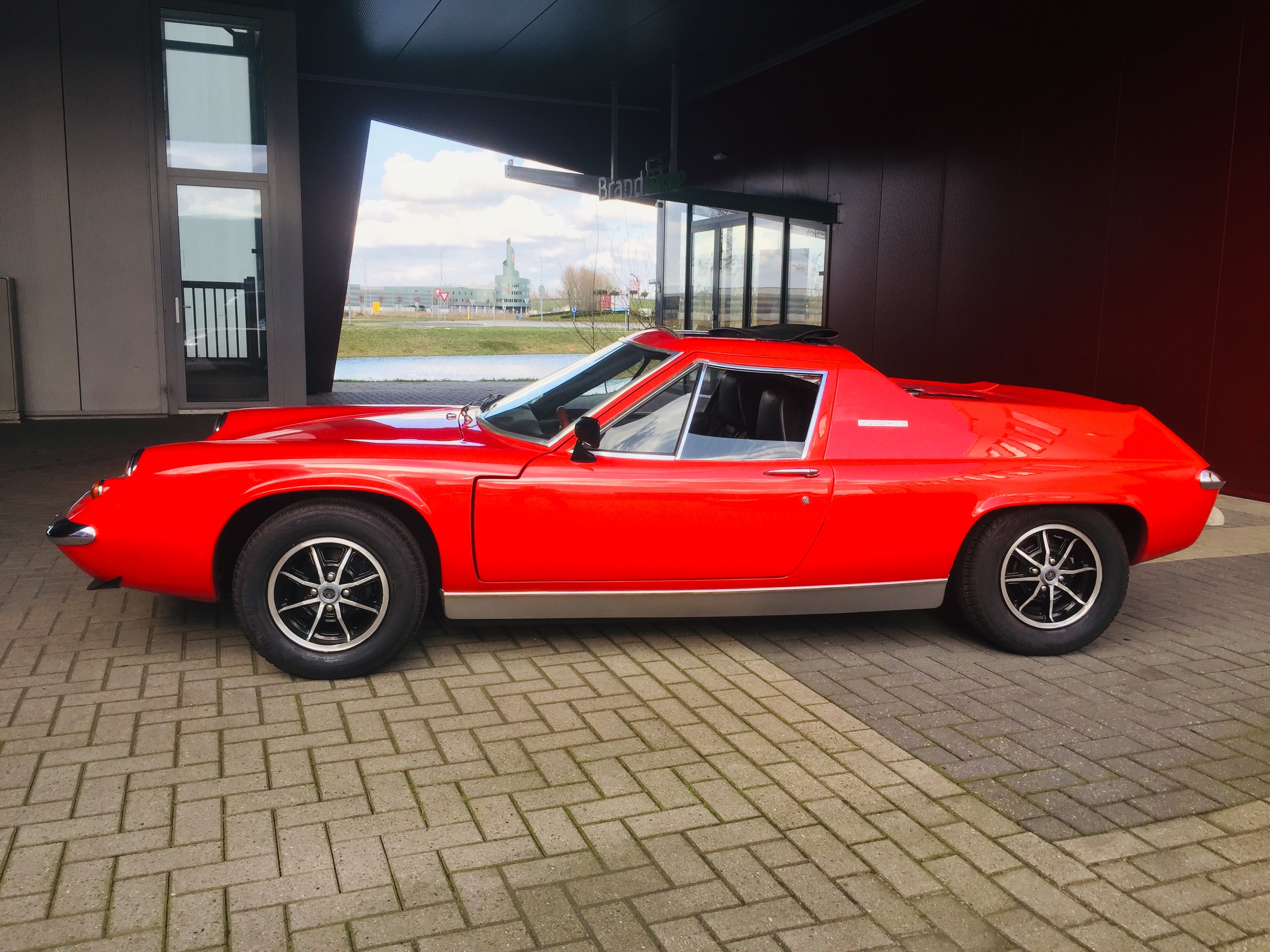 Voiture Lotus Europa Special TC de 1974, modèle classique avec design élégant, vue de l'avant montrant ses détails distinctifs.