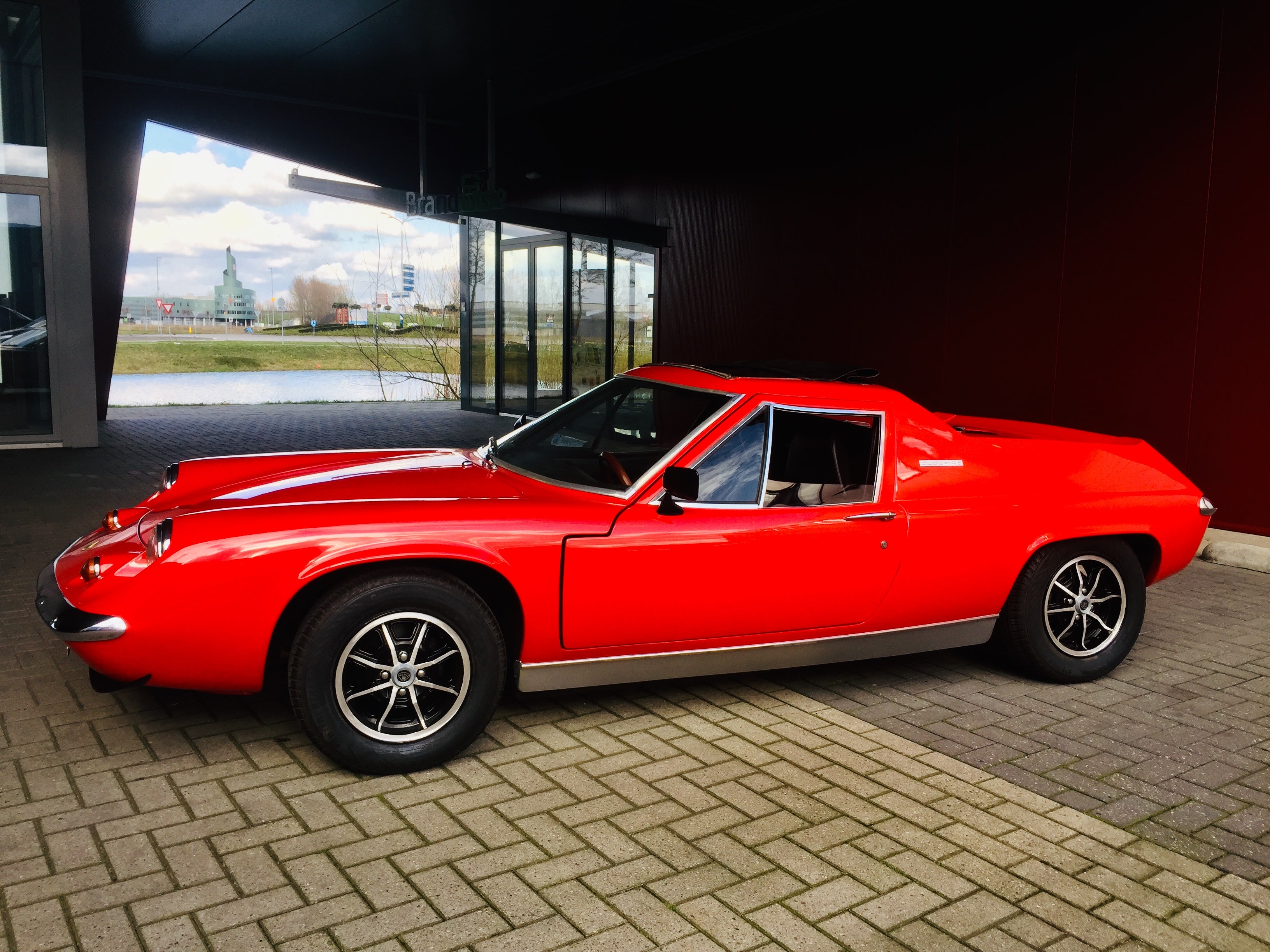 Voiture Lotus Europa Special TC 1974, berline classique avec design vintage, vue de côté, couleur rouge, carrosserie en bon état.