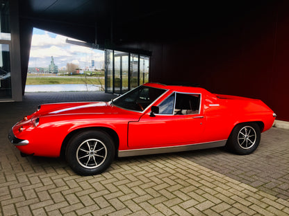 Voiture Lotus Europa Special TC 1974, berline classique avec design vintage, vue de côté, couleur rouge, carrosserie en bon état.